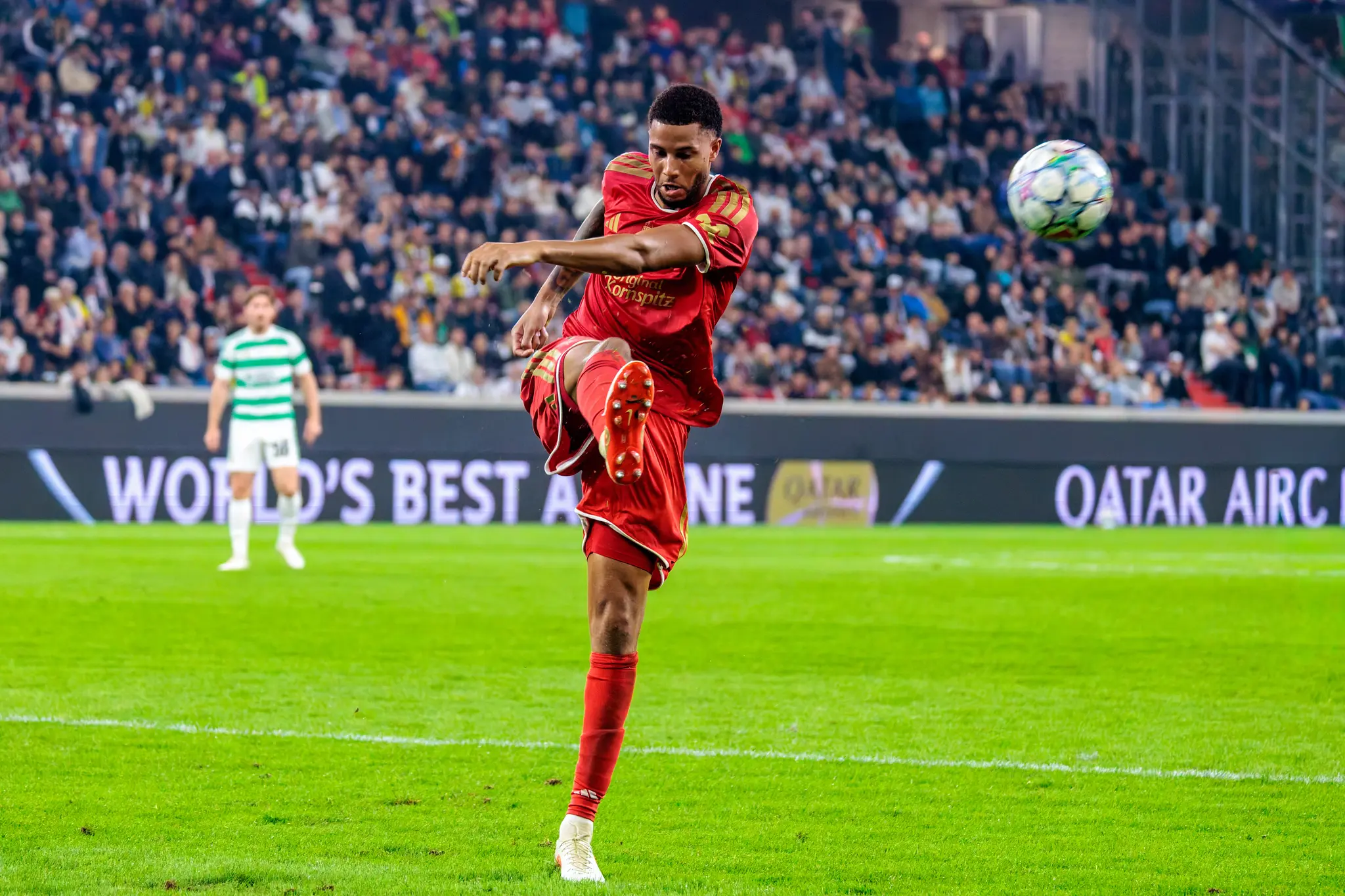Volle Kraft voraus: Ein LASK-Verteidiger drischt den Ball unter Dauerregen aus der Gefahrenzone, im Rücken verliert sich Celtics Abwehr im Champions-League-Flutlicht.