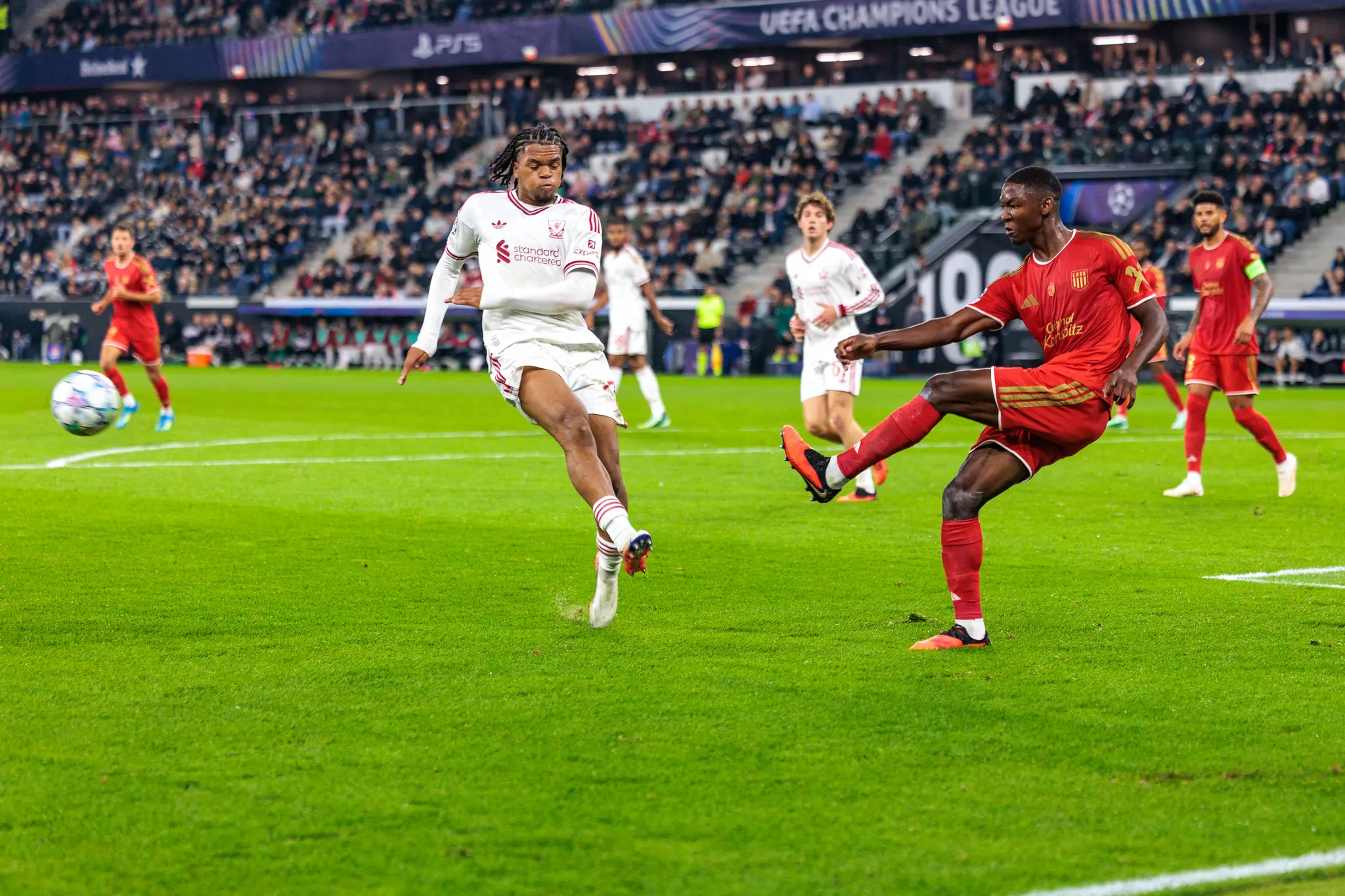 Der geklärte Ball fliegt nach links davon, das Bein des LASK-Spielers bleibt ausgestreckt, Rio Ngumoha (73) springt vergeblich hinterher.