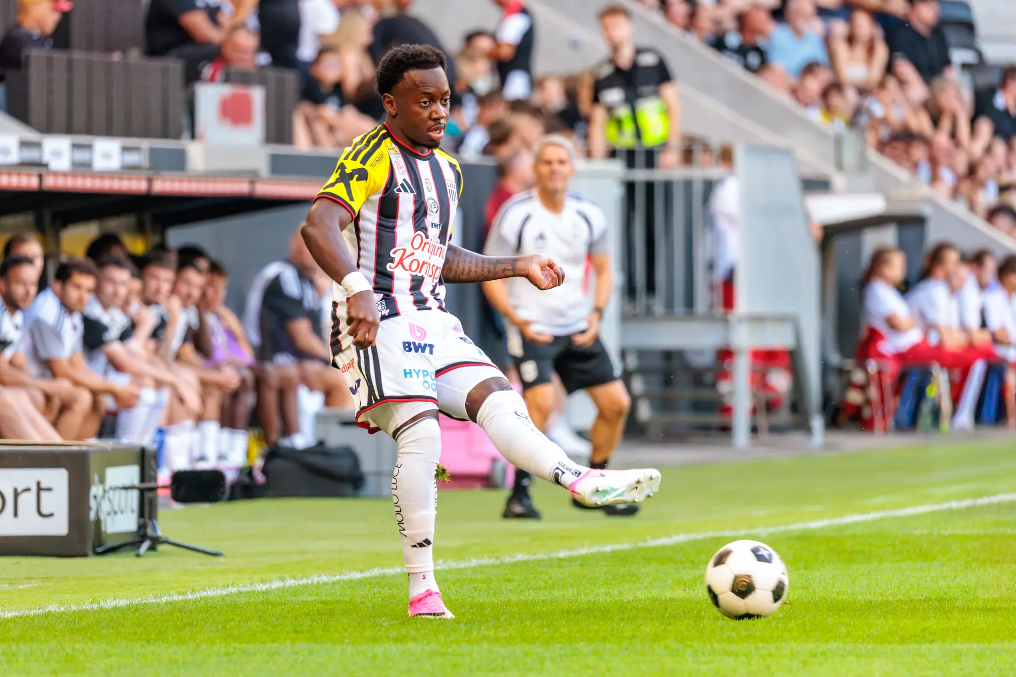 Bello (Nr. 2) treibt den Ball an der Seitenlinie nach vorne