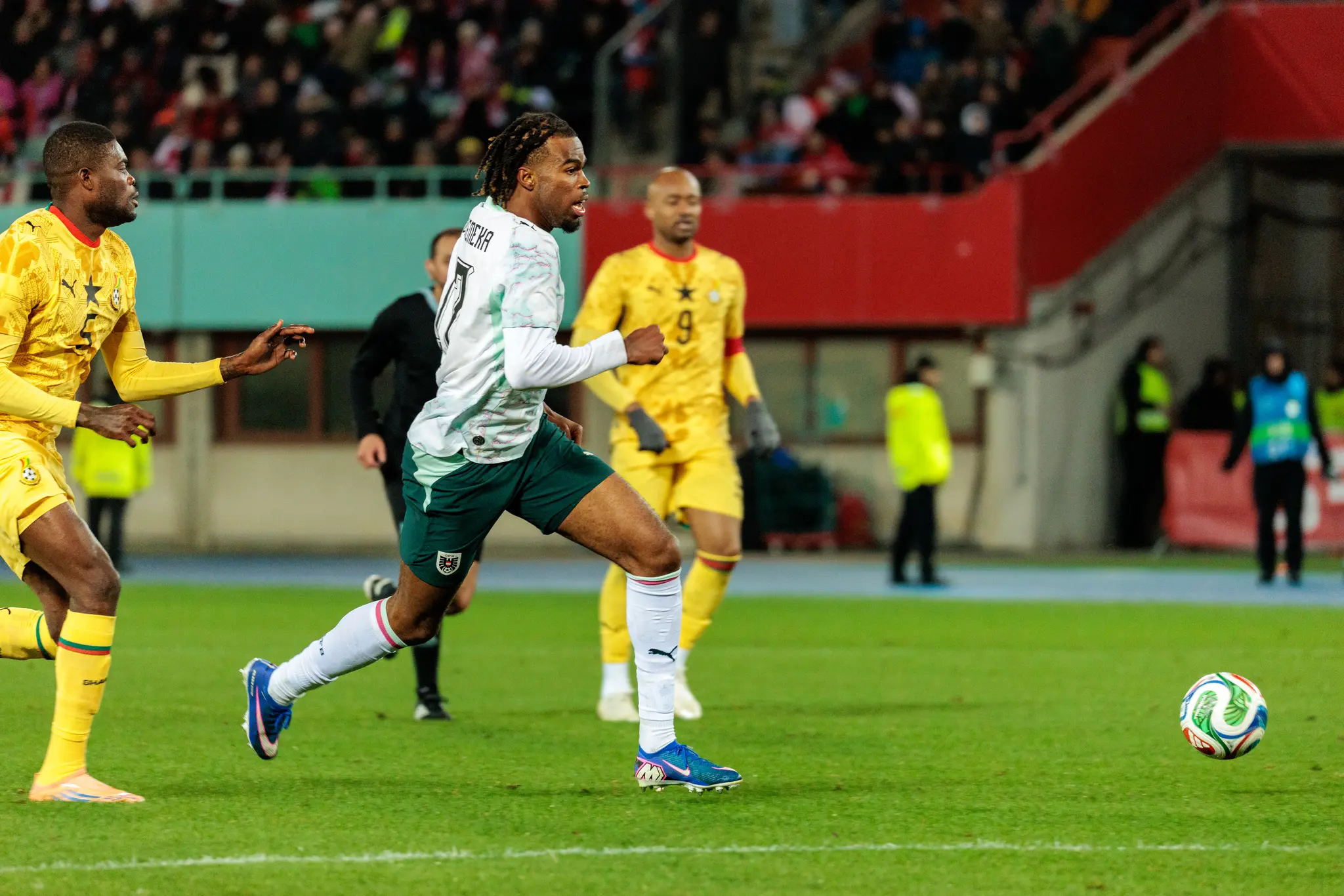 Carney Chukwuemeka, ein österreichischer Fußballspieler, führt den Ball während eines Länderspiels gegen Ghana
