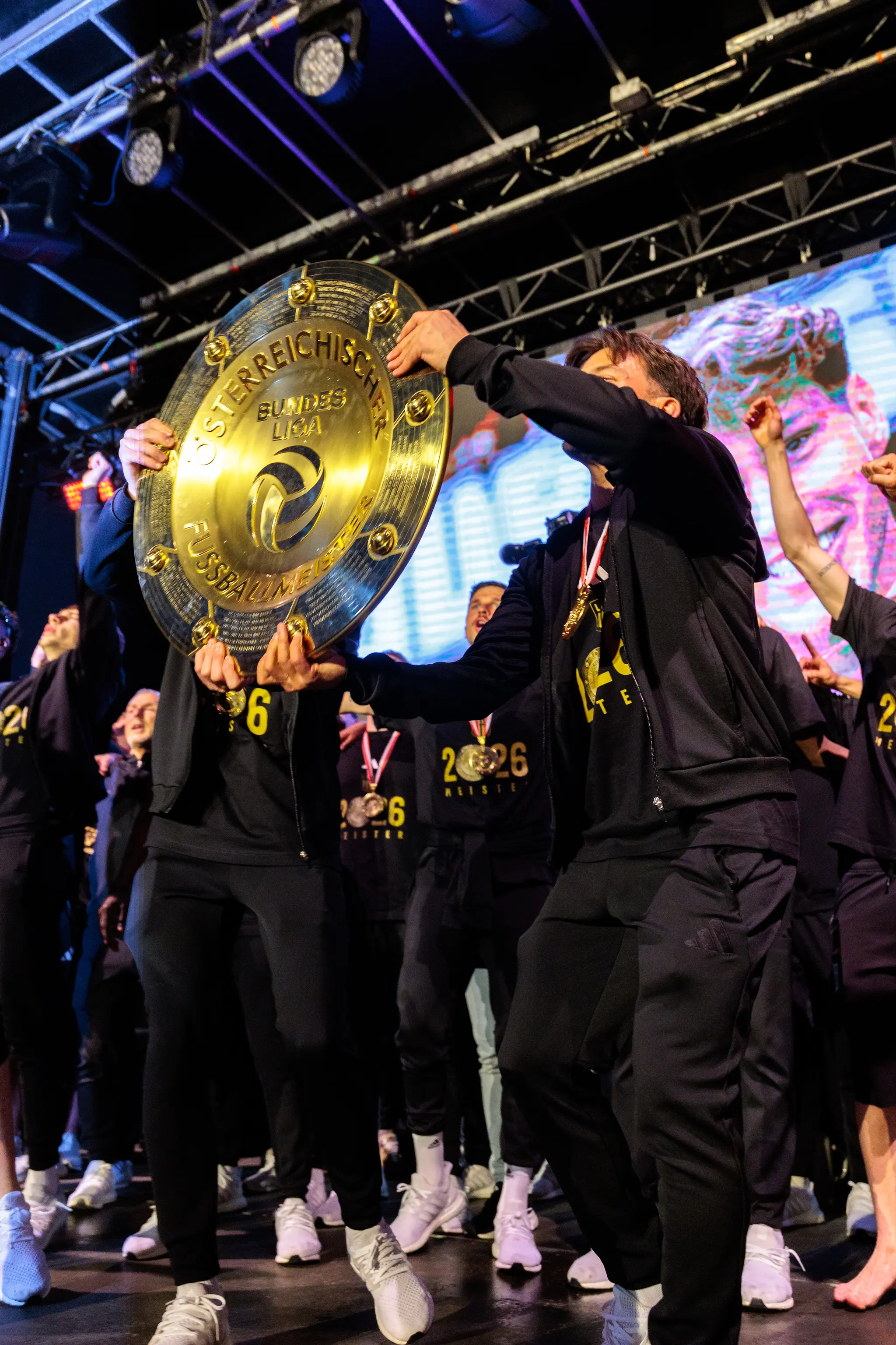 Der goldene Meisterteller des LASK erstrahlt im Scheinwerferlicht der Bühne während der feierlichen Siegerehrung in Linz