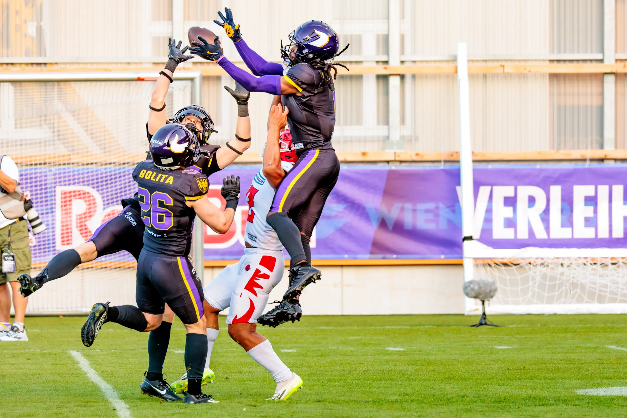 Auf Augenhöhe mit der Querstange: Ein Vikings-Defender high-points über den Red-Lions-Receiver, Zoltan Golita (26) sichert den Raum ab.