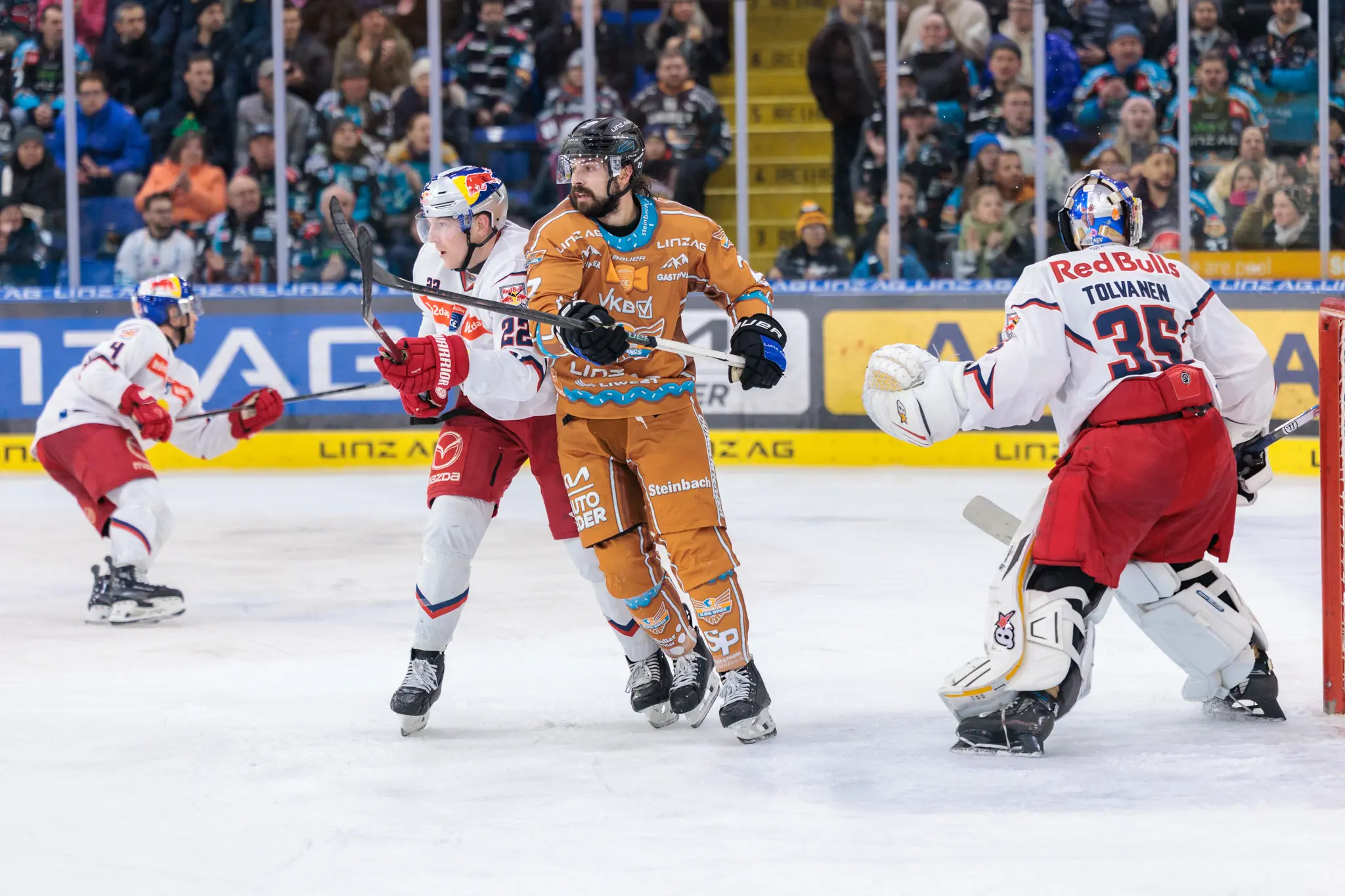 Shawn St-Amant von den Steinbach Black Wings Linz setzt sich im intensiven Torkampf gegen Red Bull Salzburg Torhüter Atte Tolvanen in der ICE Hockey League durch
