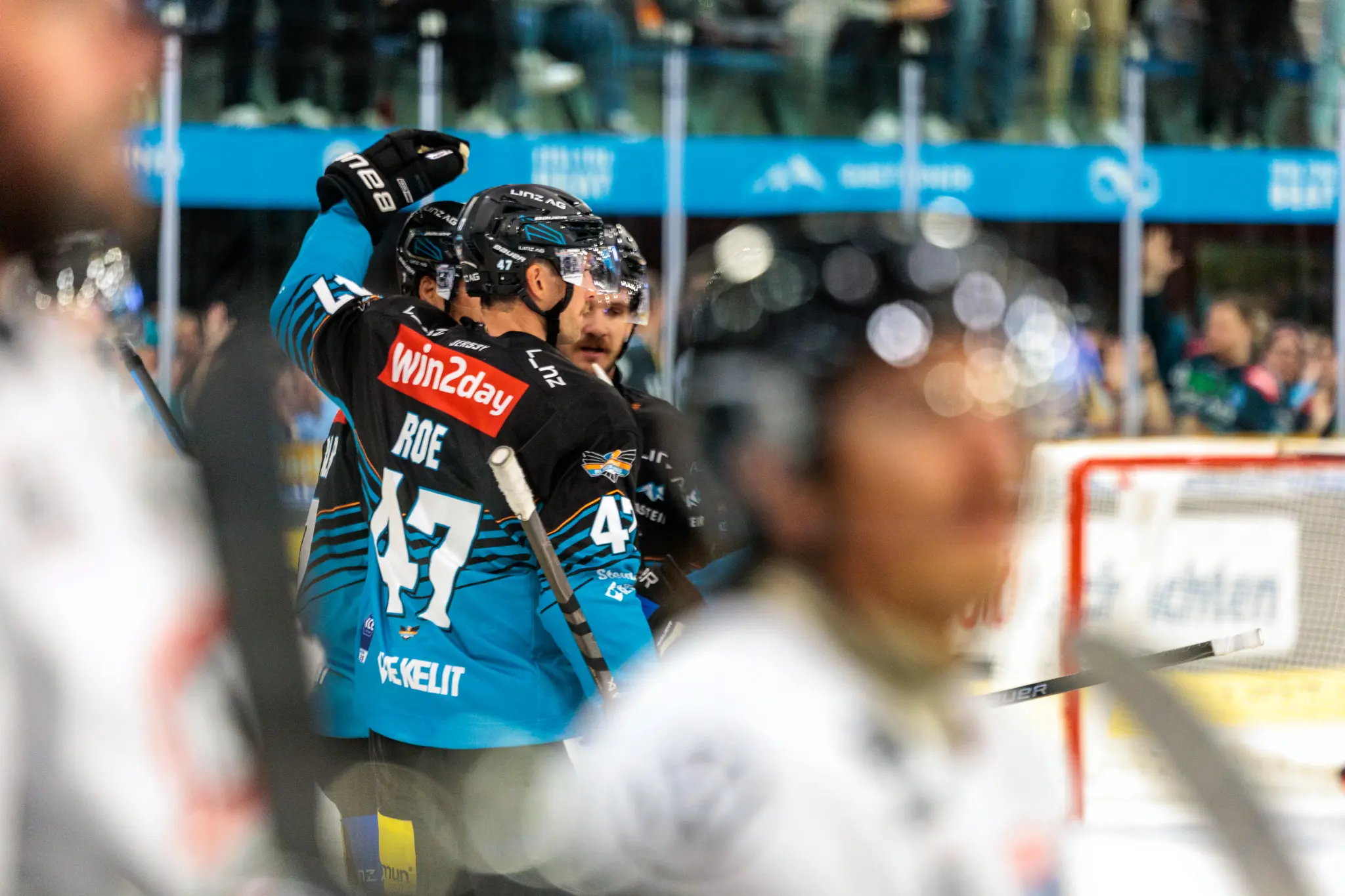 Eishockeyspieler Logan Roe mit der Nummer 47 der Black Wings Linz bejubelt einen Erfolg auf dem Eis