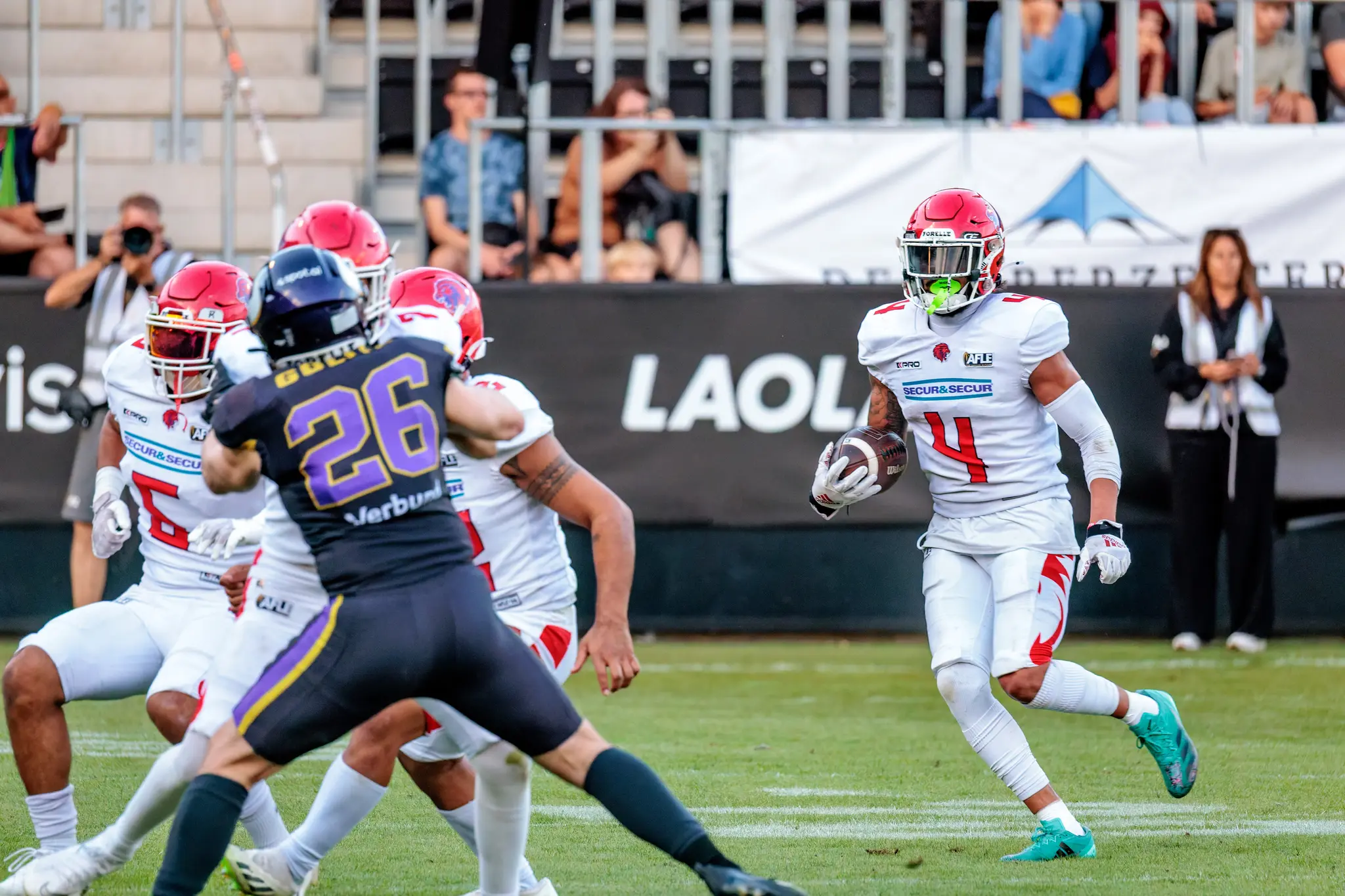 Am Sideline entwischt der Red-Lions-Ballträger (4) den Verfolgern, während Vikings-Defender Zoltan Golita (26) im Blockgefüge hängen bleibt.