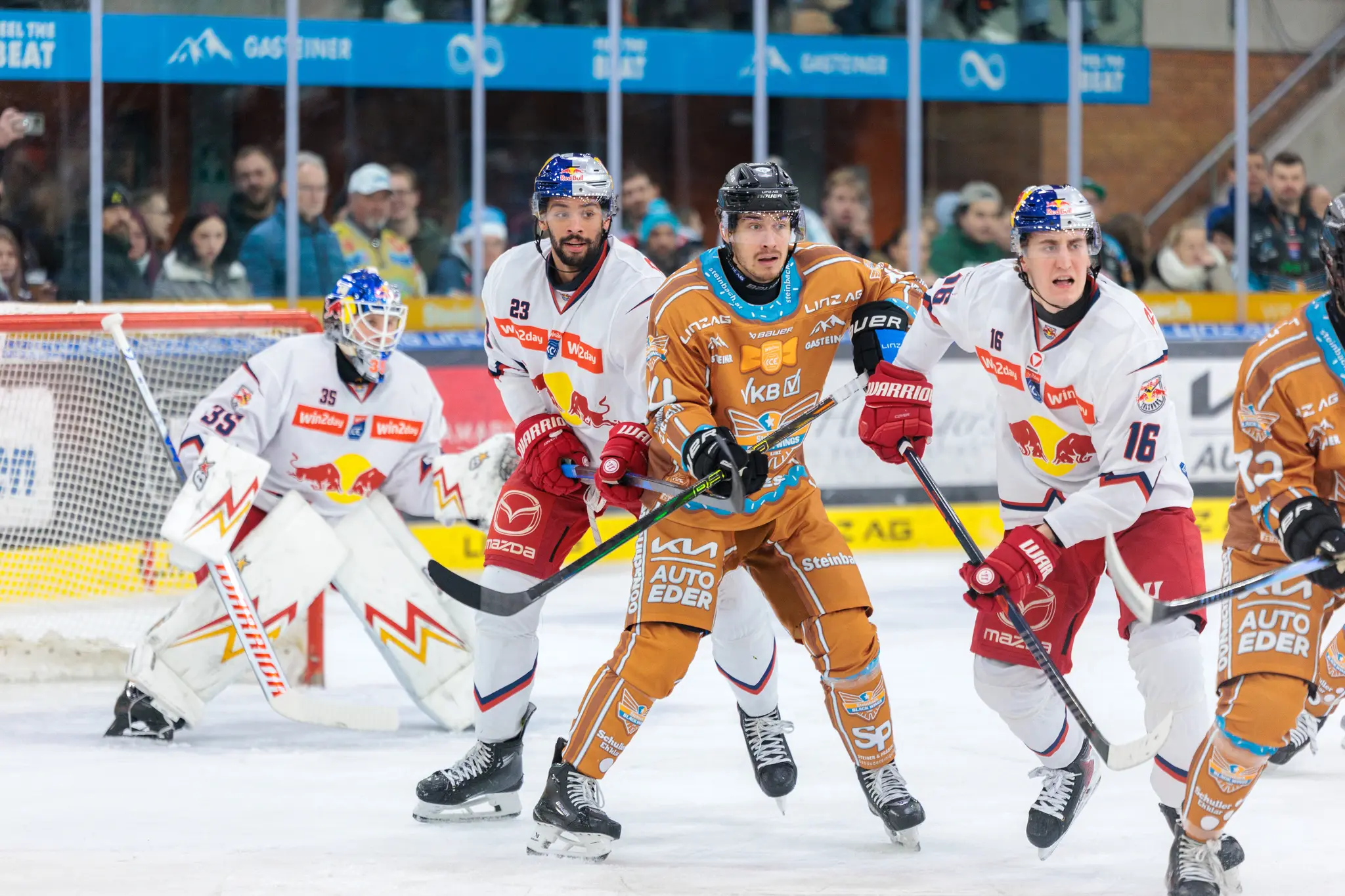 Shawn St-Amant von den Steinbach Black Wings Linz behauptet sich im intensiven Zweikampf vor dem Tor von Red Bull Salzburg während eines spannenden Spiels der ICE Hockey League