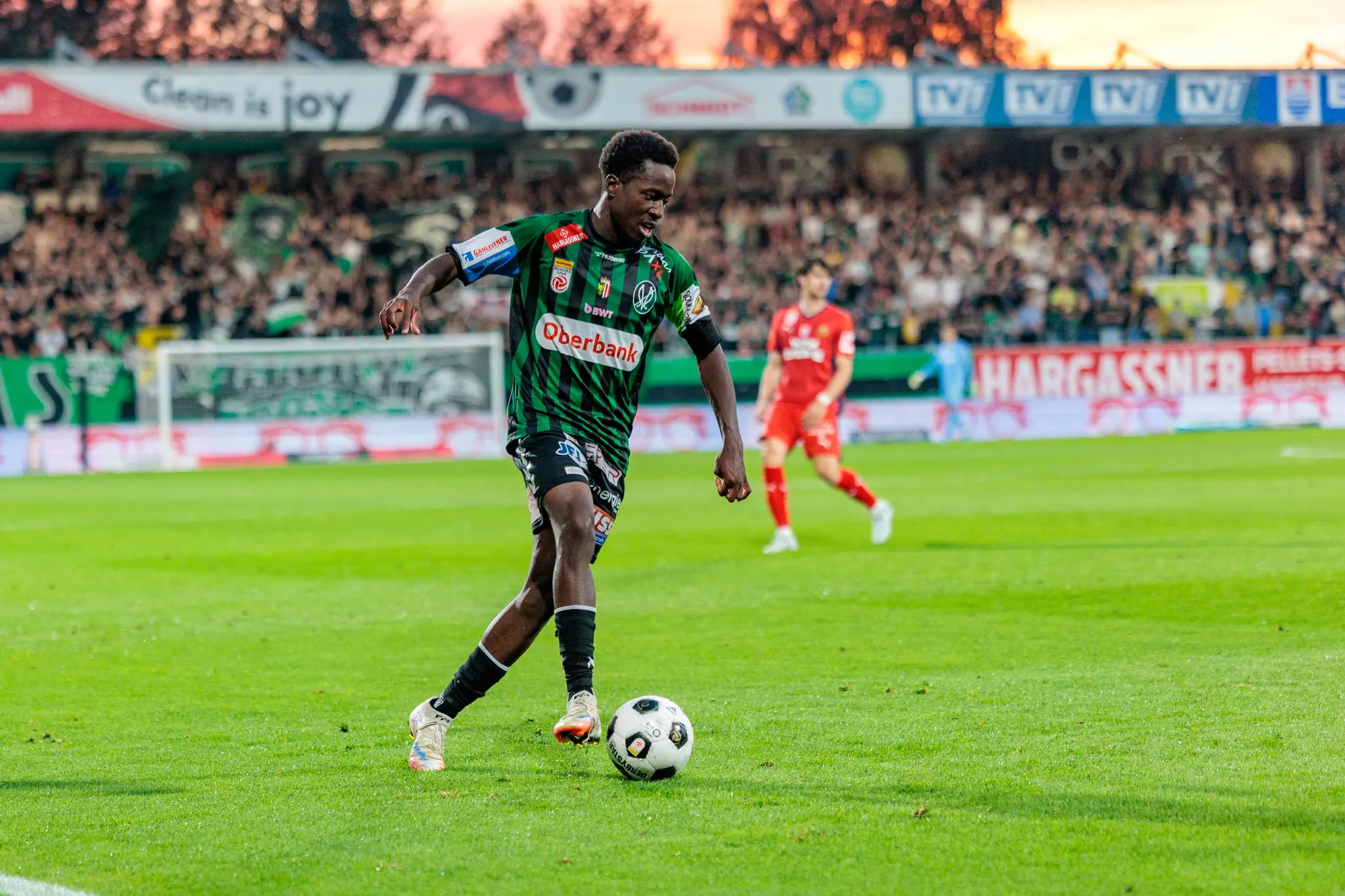 Ein Spieler der SV Ried kontrolliert den Ball während des Playoff-Hinspiels gegen Rapid Wien