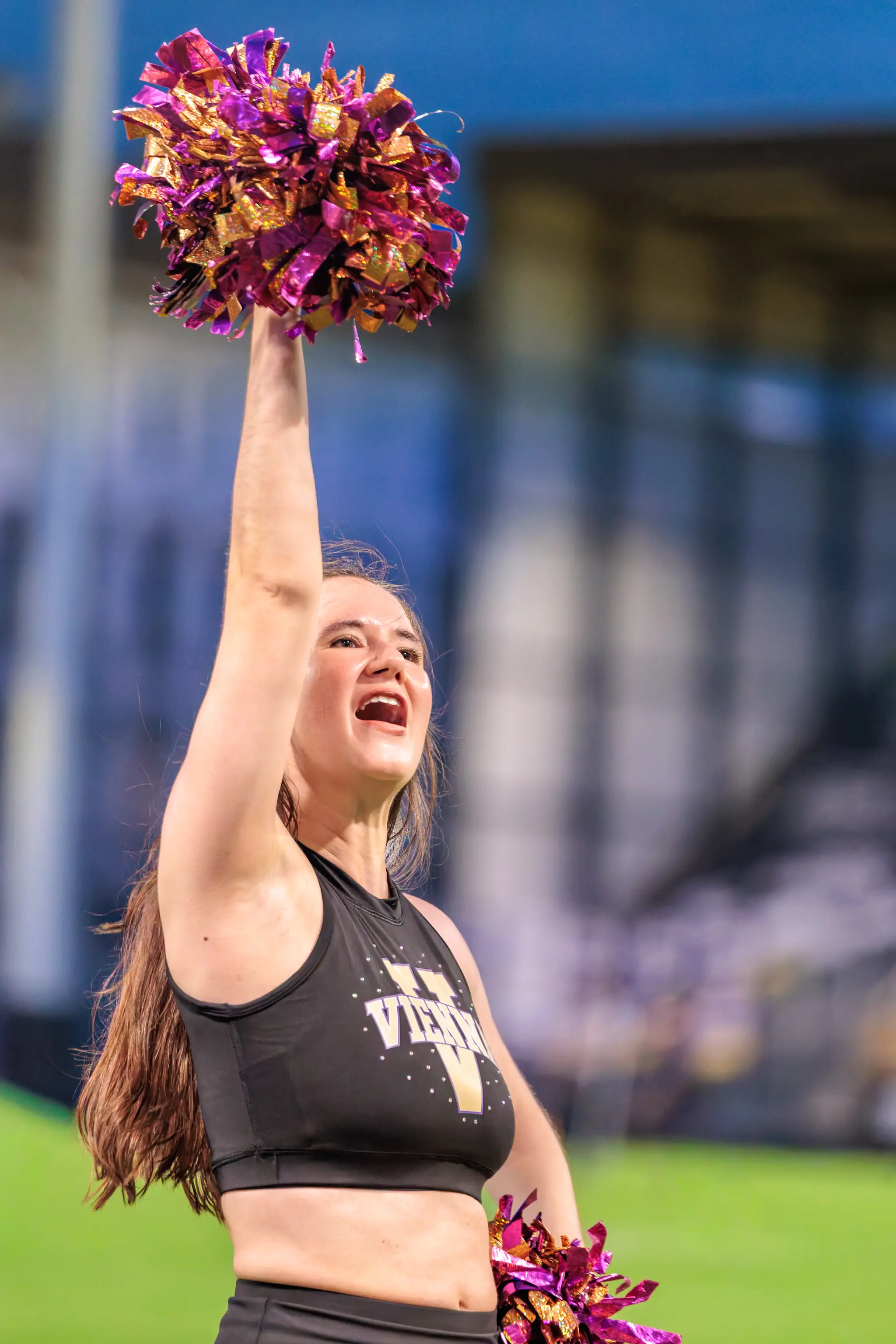 Finale Showeinlage: Mit voll ausgestrecktem Arm und offenem Mund feuert eine Tänzerin des Vienna Vikings Cheer Squads die Fans in der Viertelpause an.