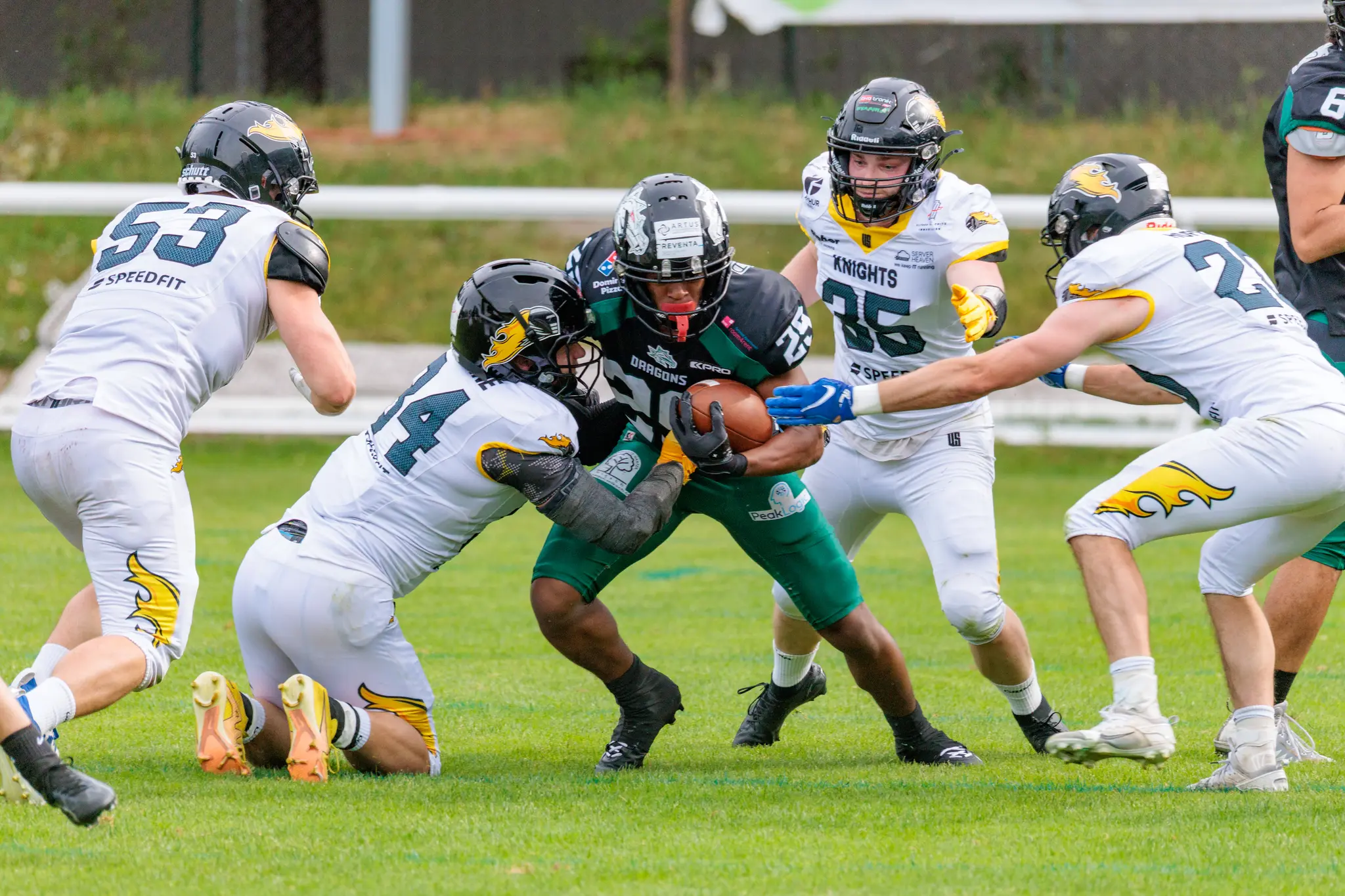 Ein Spieler der Danube Dragons erzielt einen Touchdown während eines intensiven American Football Spiels gegen die Vienna Knights in der Austrian Football League