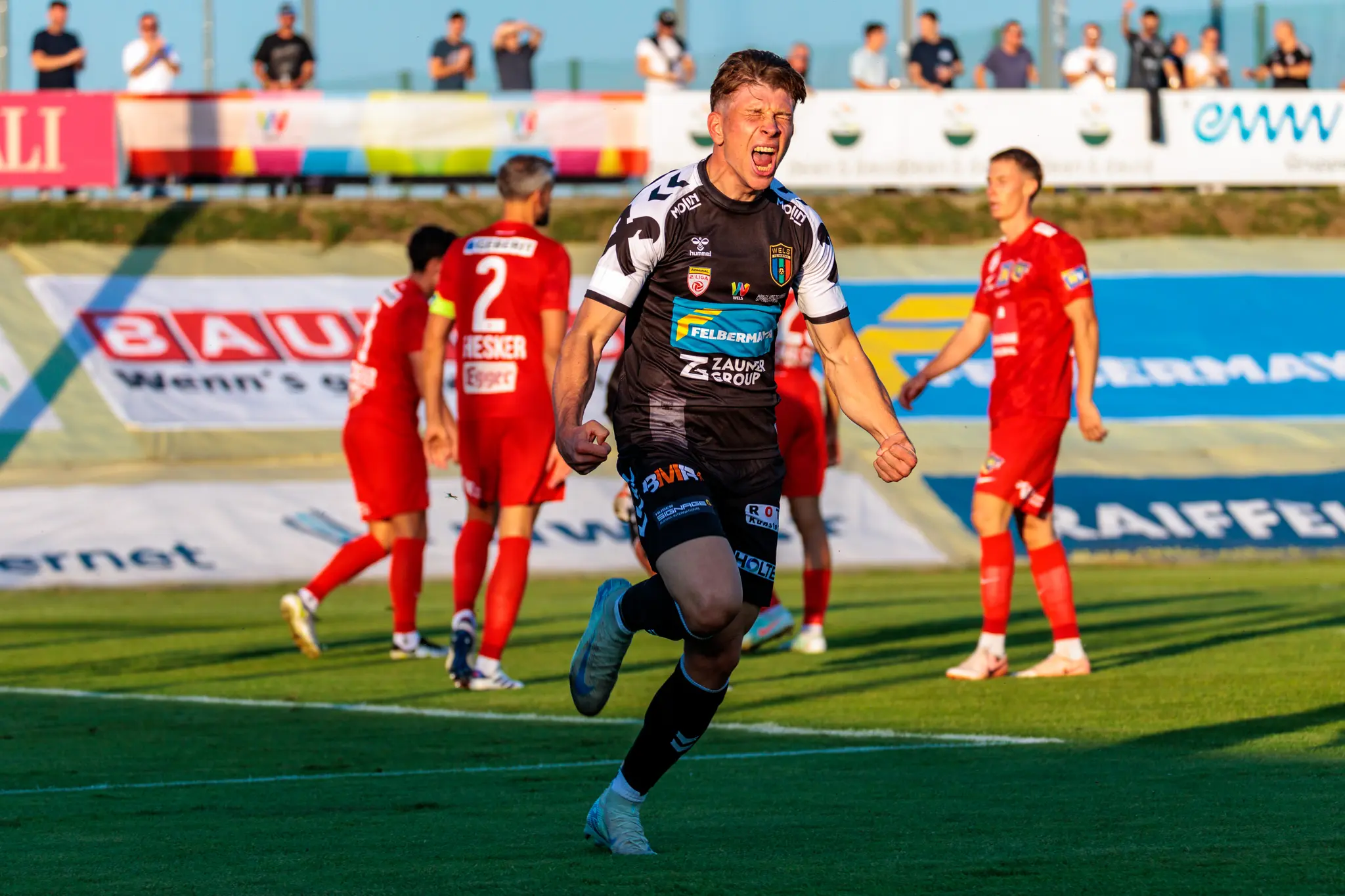 Der Torschütze von HOGO Wels, Michael Brugger, feiert euphorisch das 1:0 im ÖFB Cup Spiel gegen SKN St. Pölten