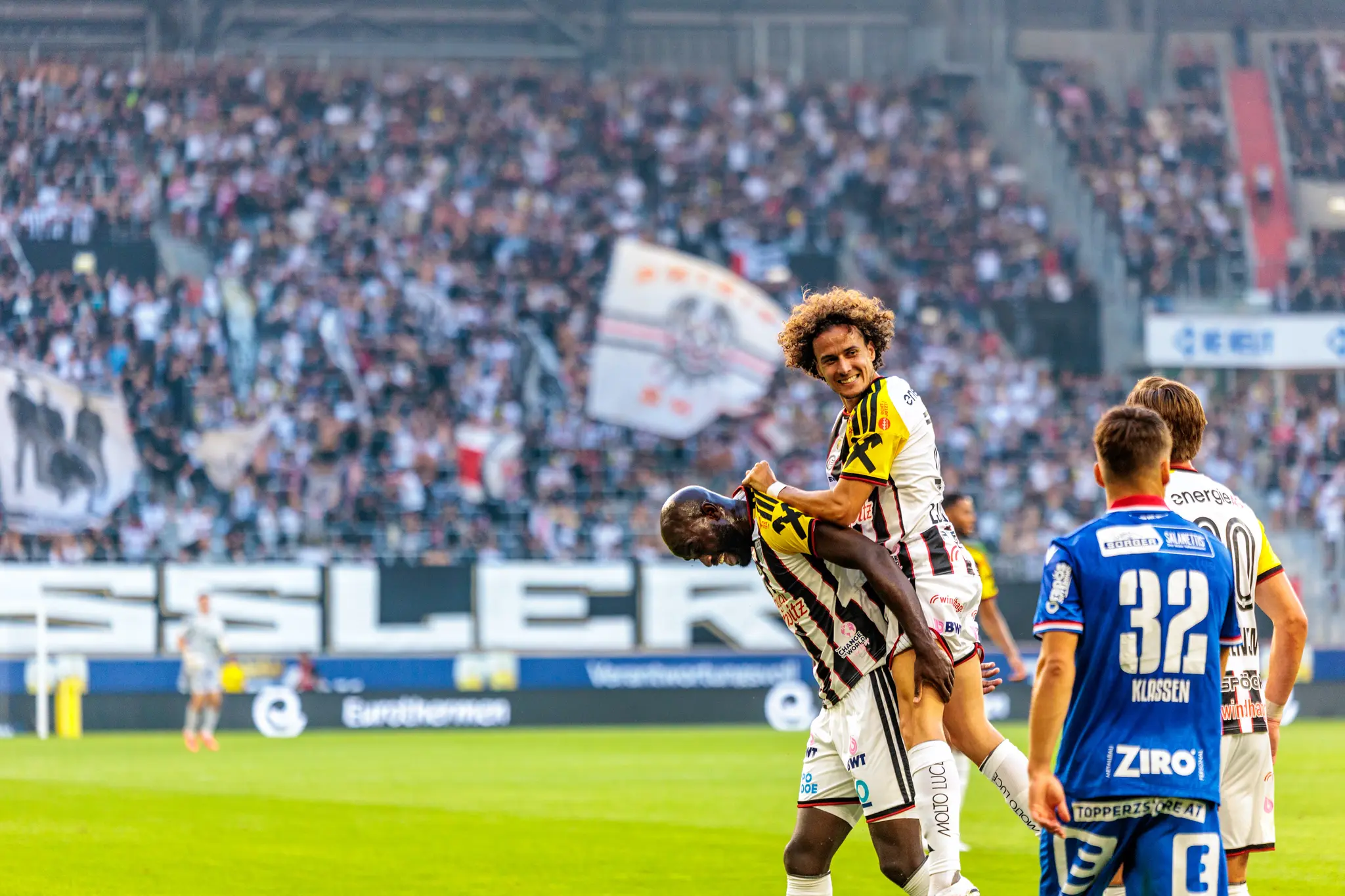 Robert Ljubicic springt auf Adeniran nach einem Tor, die beiden LASK-Spieler feiern den Treffer im Jubel