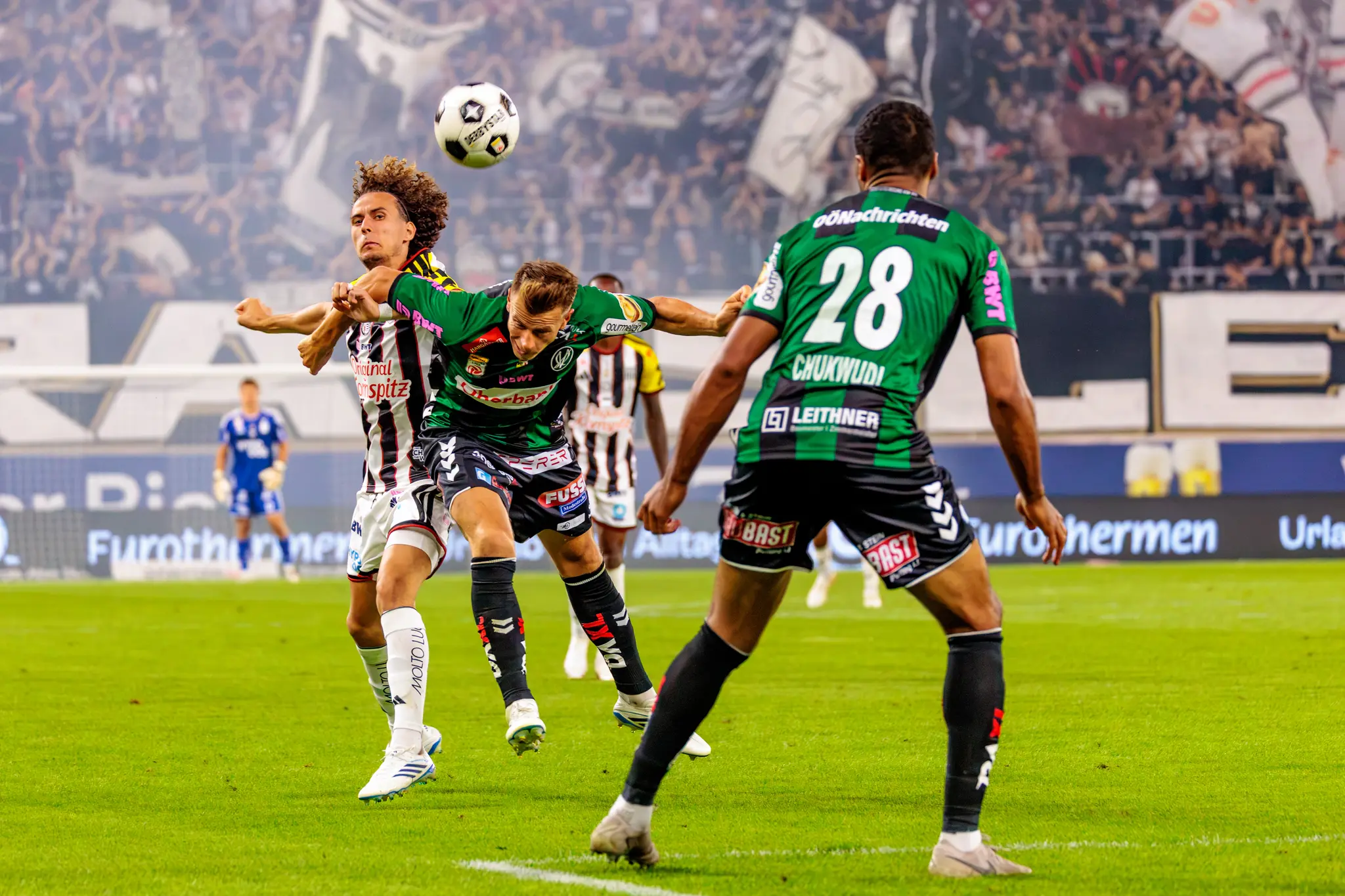 Luftduell: Ljubicic (LASK) und ein Ried-Spieler um den hohen Ball