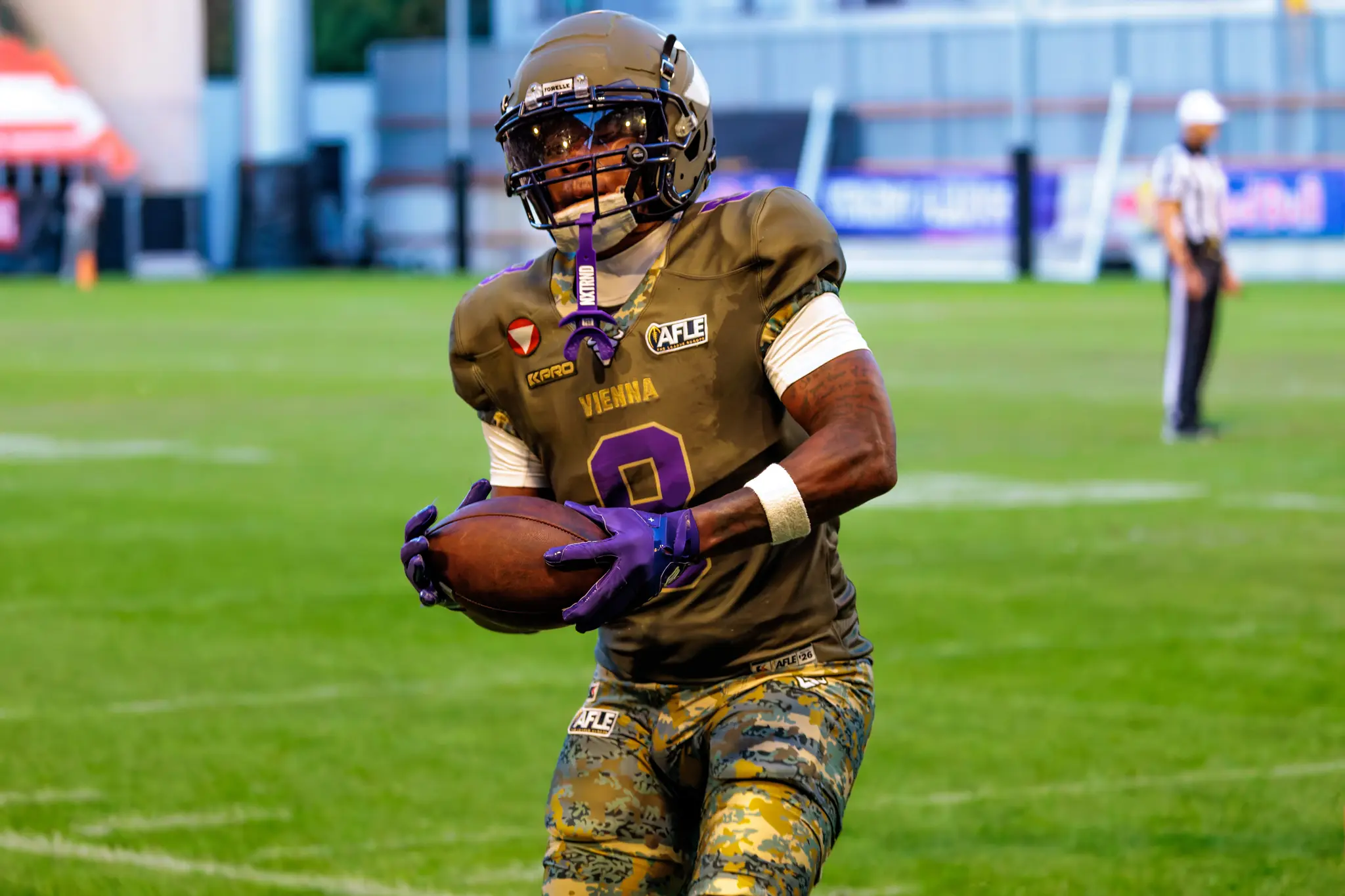 Vikings-Spieler Amani Dennis (Nummer 9) läuft mit dem Football durch das offene Feld.