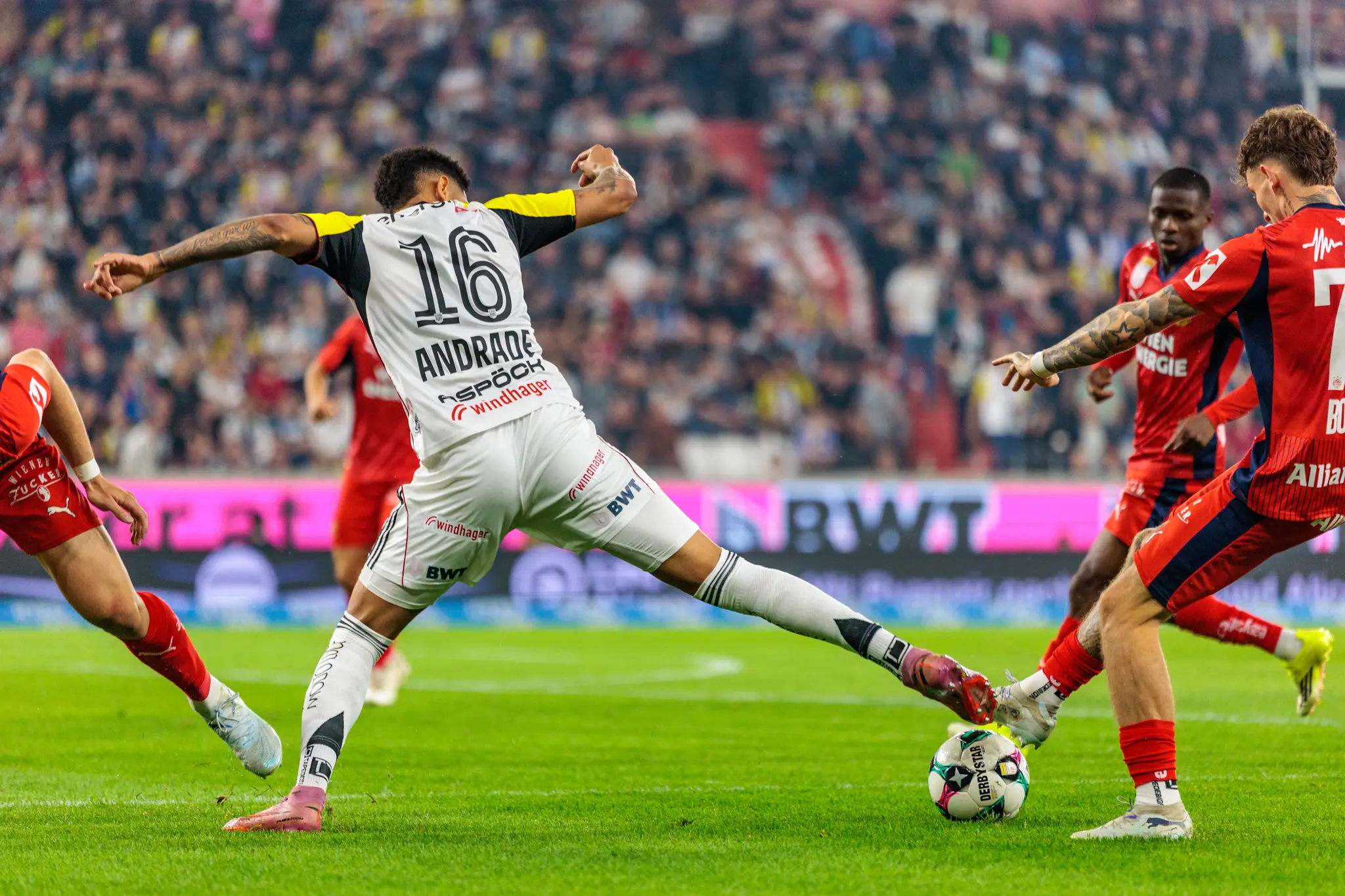 Andrade vom LASK führt einen intensiven Zweikampf um die Ballkontrolle gegen Spieler des SK Rapid in der Bundesliga aus