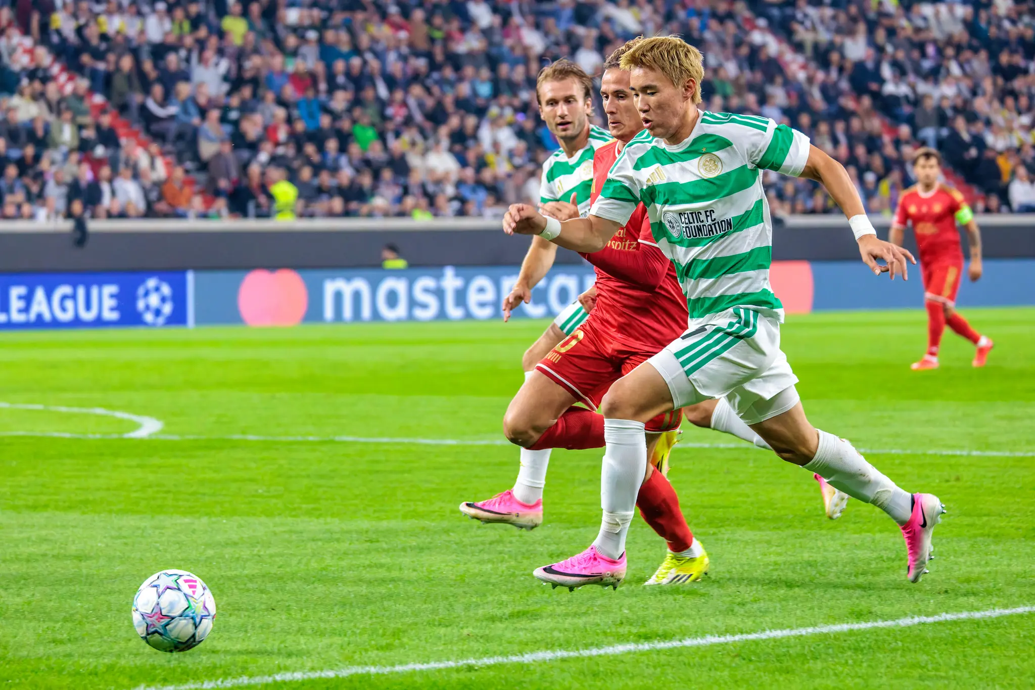 Zwei Celtic-Spieler jagen einem langen Ball nach, ein LASK-Verteidiger hetzt hinterher - frühe Champions-League-Minuten in der Raiffeisen Arena.