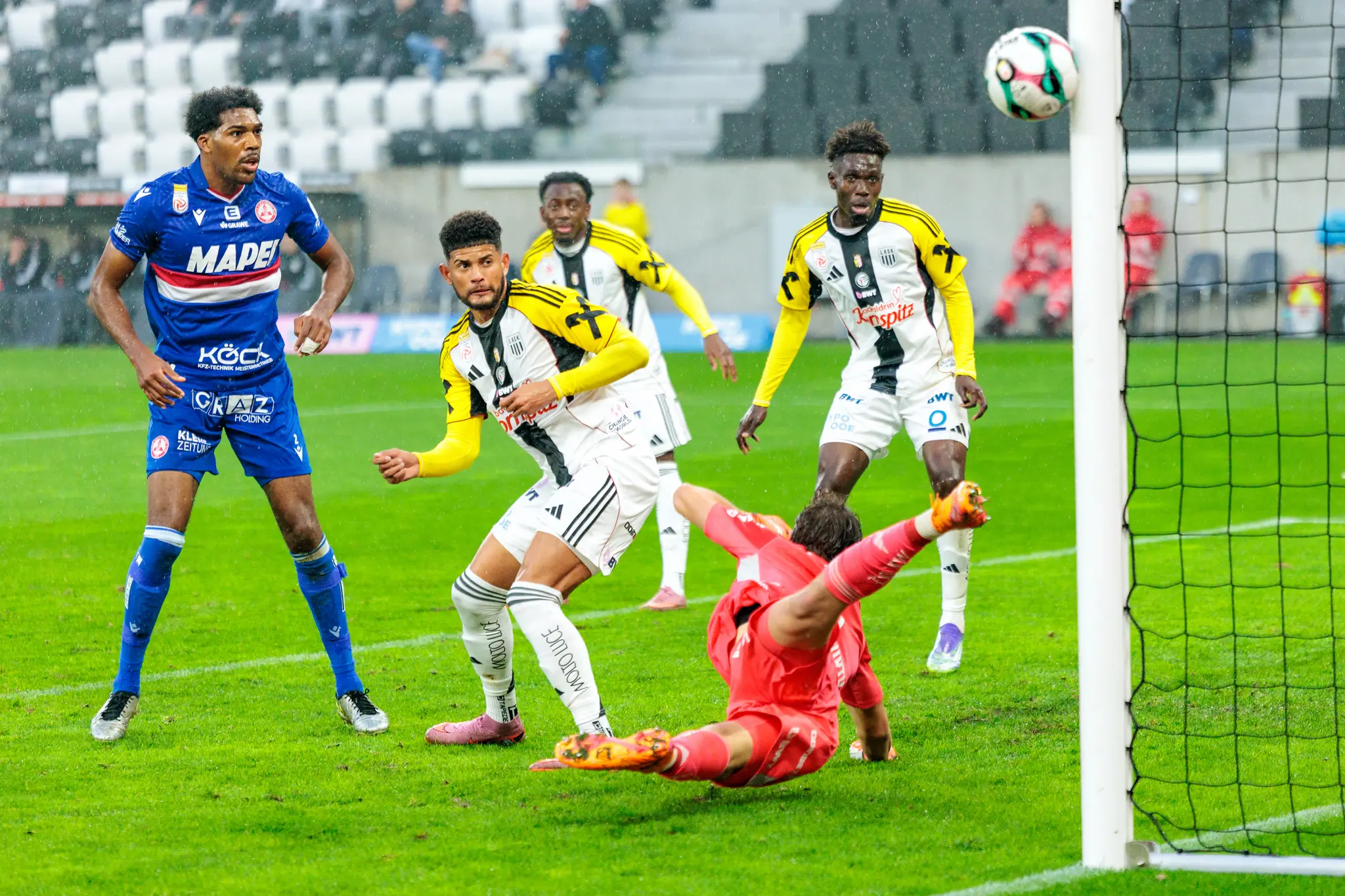 Der Ball fliegt nach einer Torchance für den GAK ins Tor des LASK, während der Tormann bereits geschlagen am Boden liegt und die Spieler das Geschehen verfolgen
