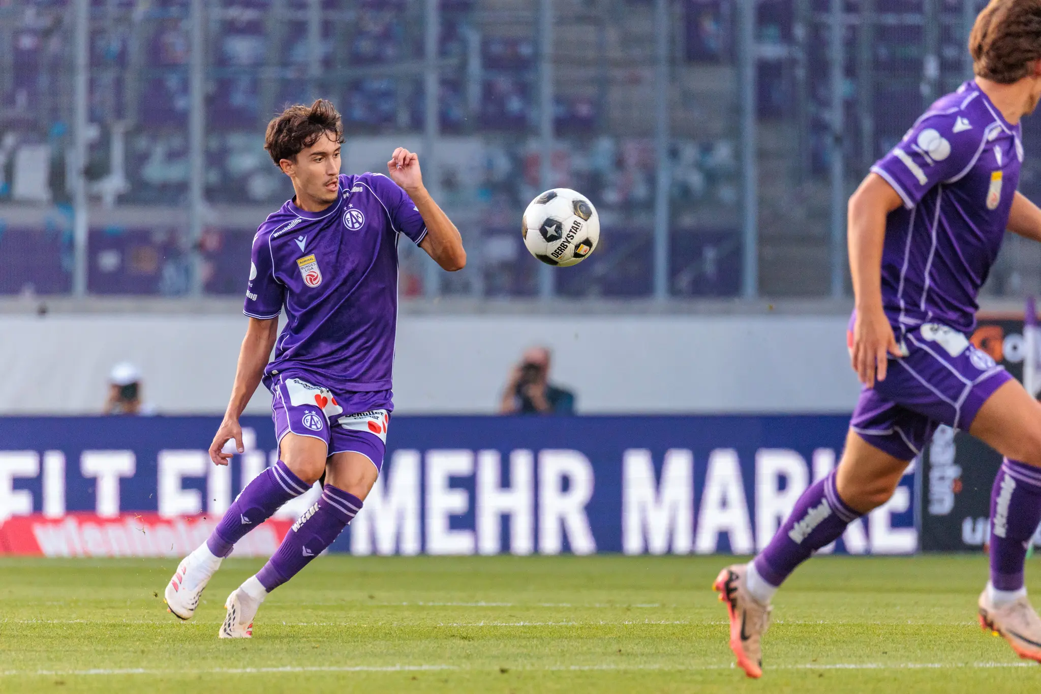 Austria-Spieler beobachtet den herankommenden Ball, hat aber noch keinen Ballkontakt