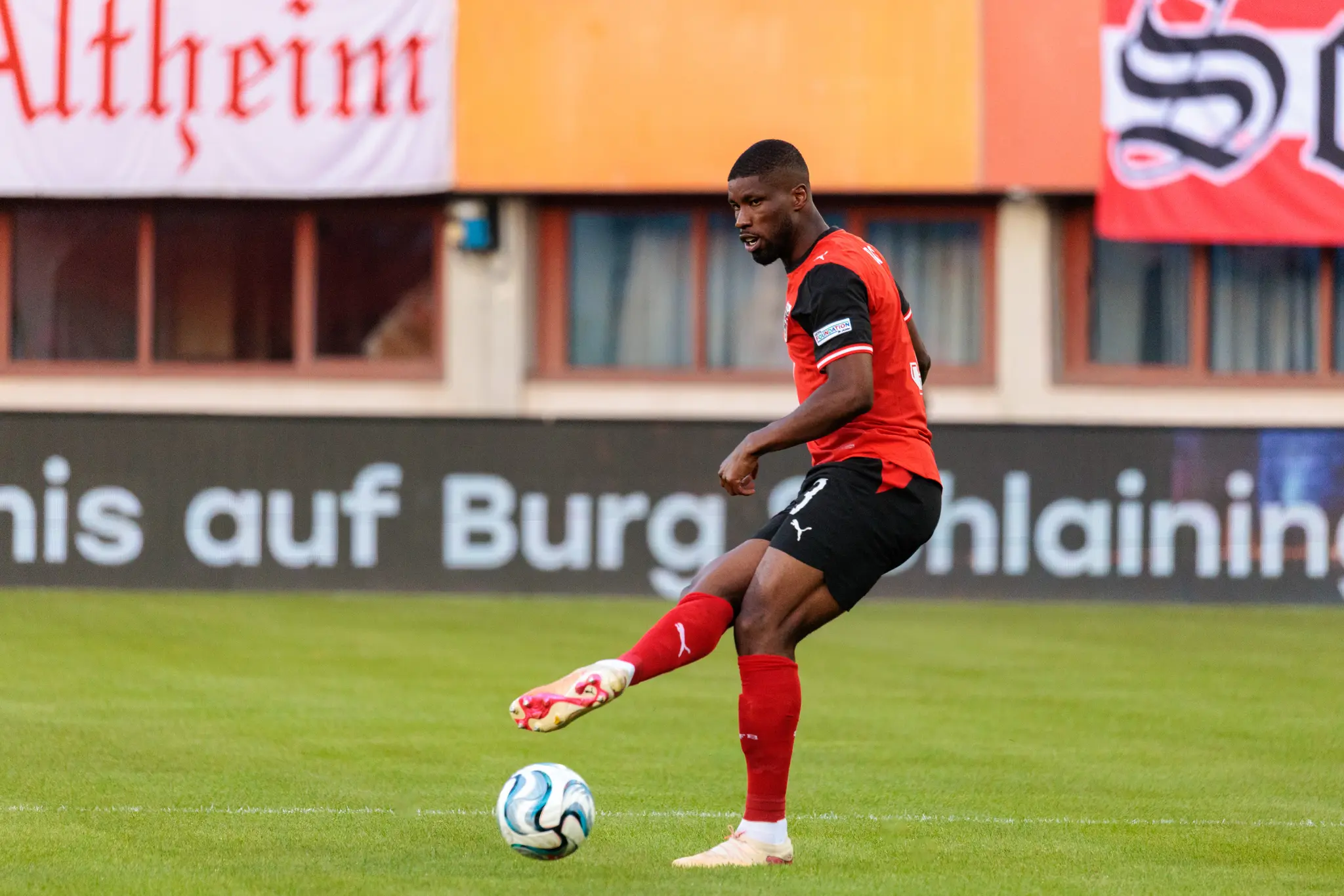 Kevin Danso (3) spielt den Ball mit der Innenseite nach vorn.
