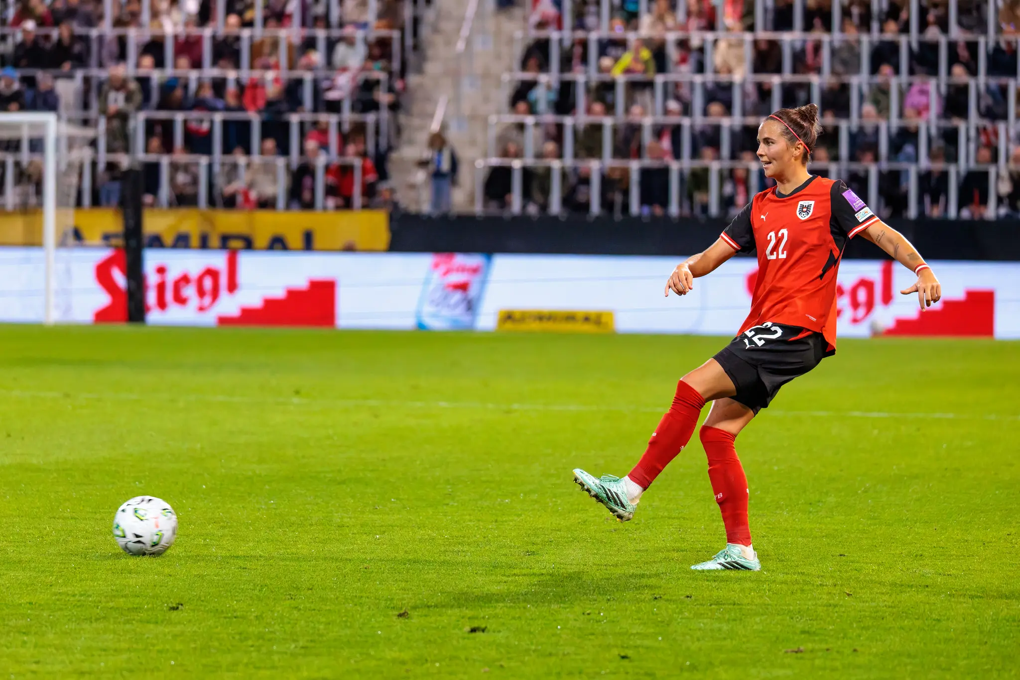 Jennifer Klein (22) spielt den Ball mit dem rechten Fuß nach vorn.