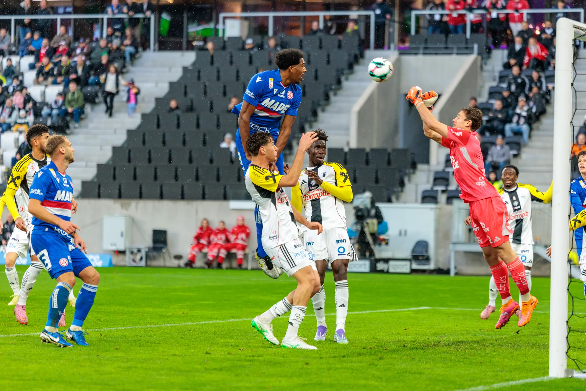 LASK-Torhüter Lukas Jungwirth entschärft mit einer Flugparade einen gefährlichen Kopfball eines GAK-Spielers im Strafraum