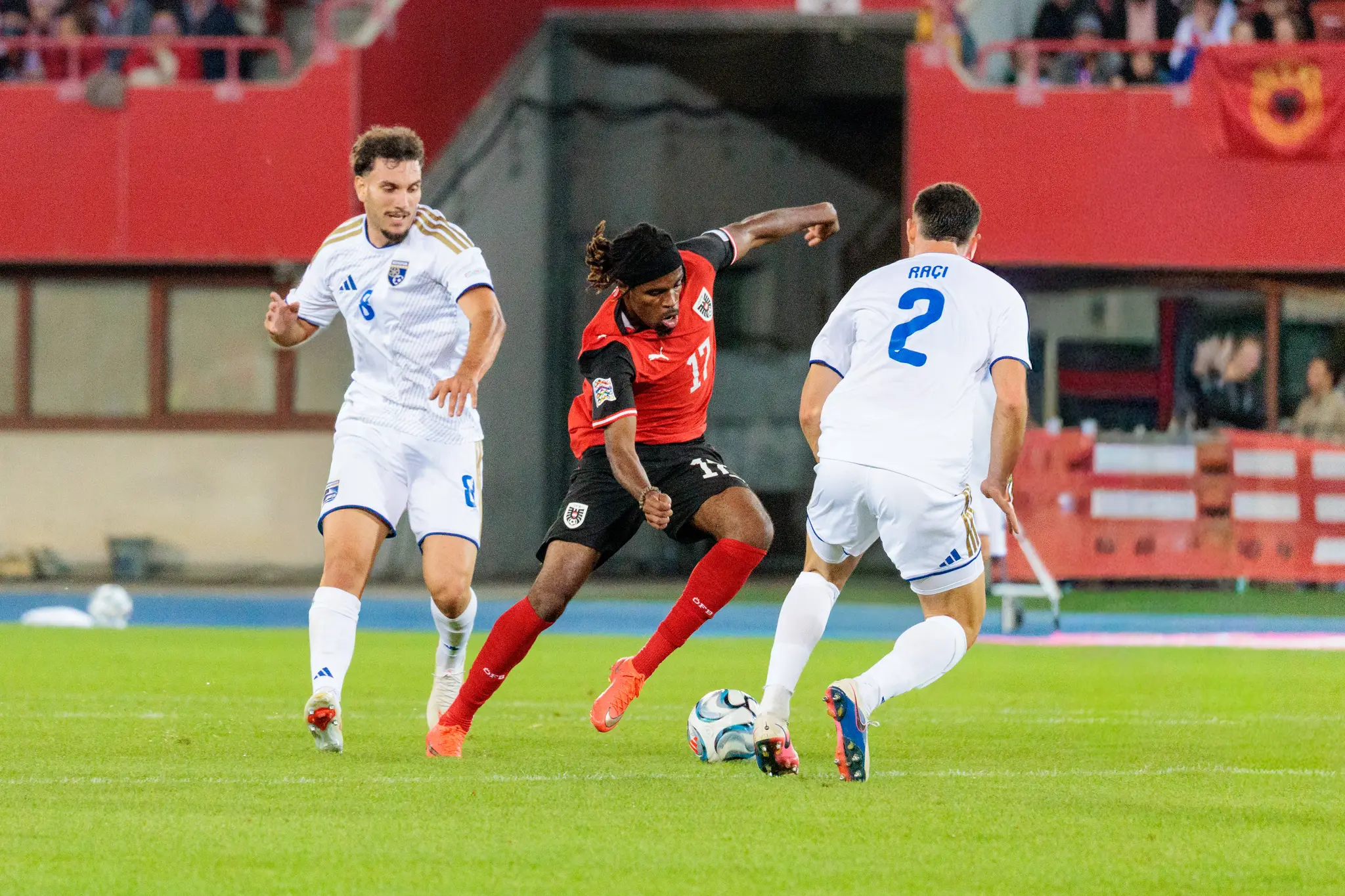 Carney Chukwuemeka (17) behauptet den Ball gegen Kosovos Ron Raçi (2).