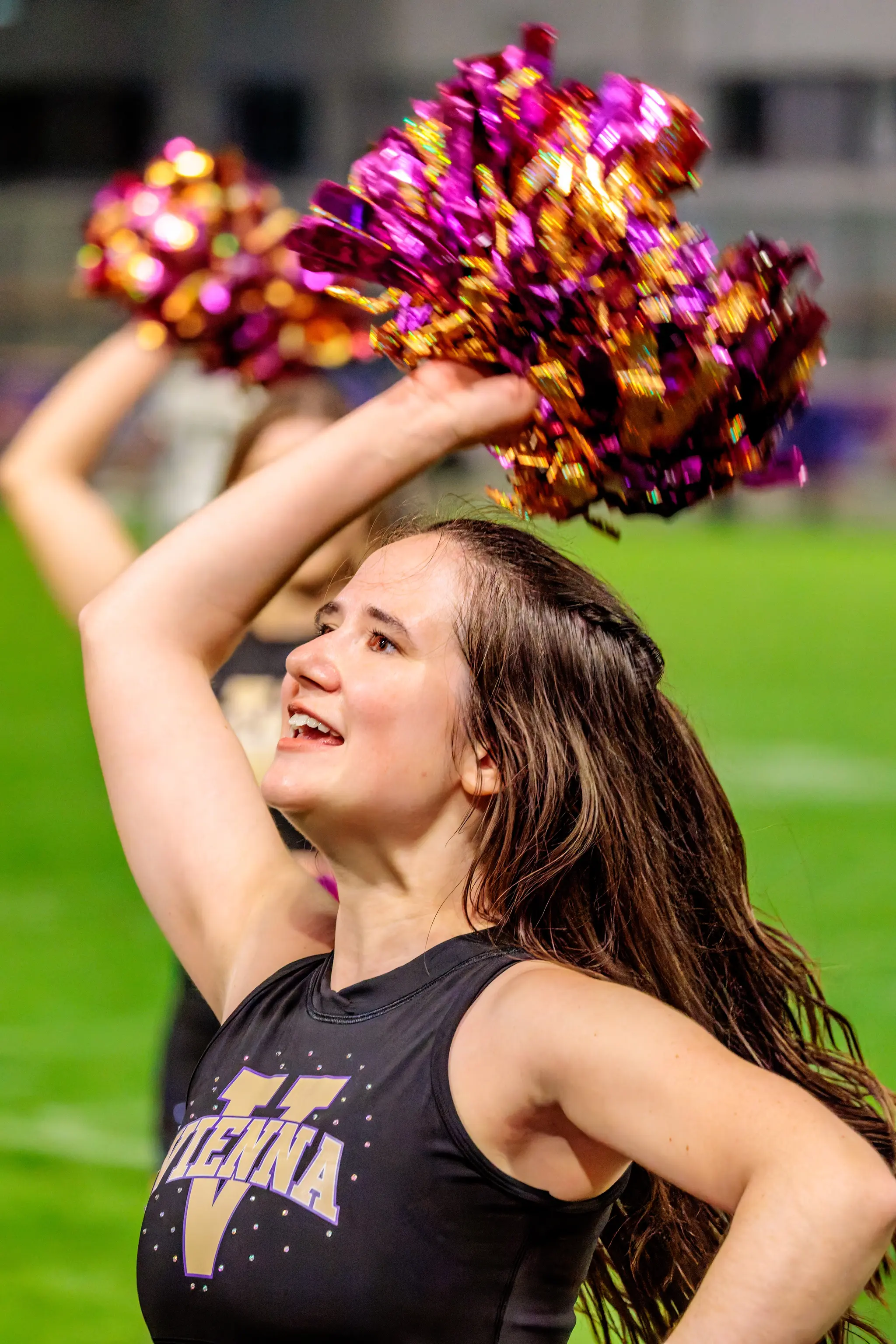 Strahlend schwingt eine Tänzerin des Vienna Vikings Cheer Squads im Schlussviertel ihre Pompons über den Kopf.