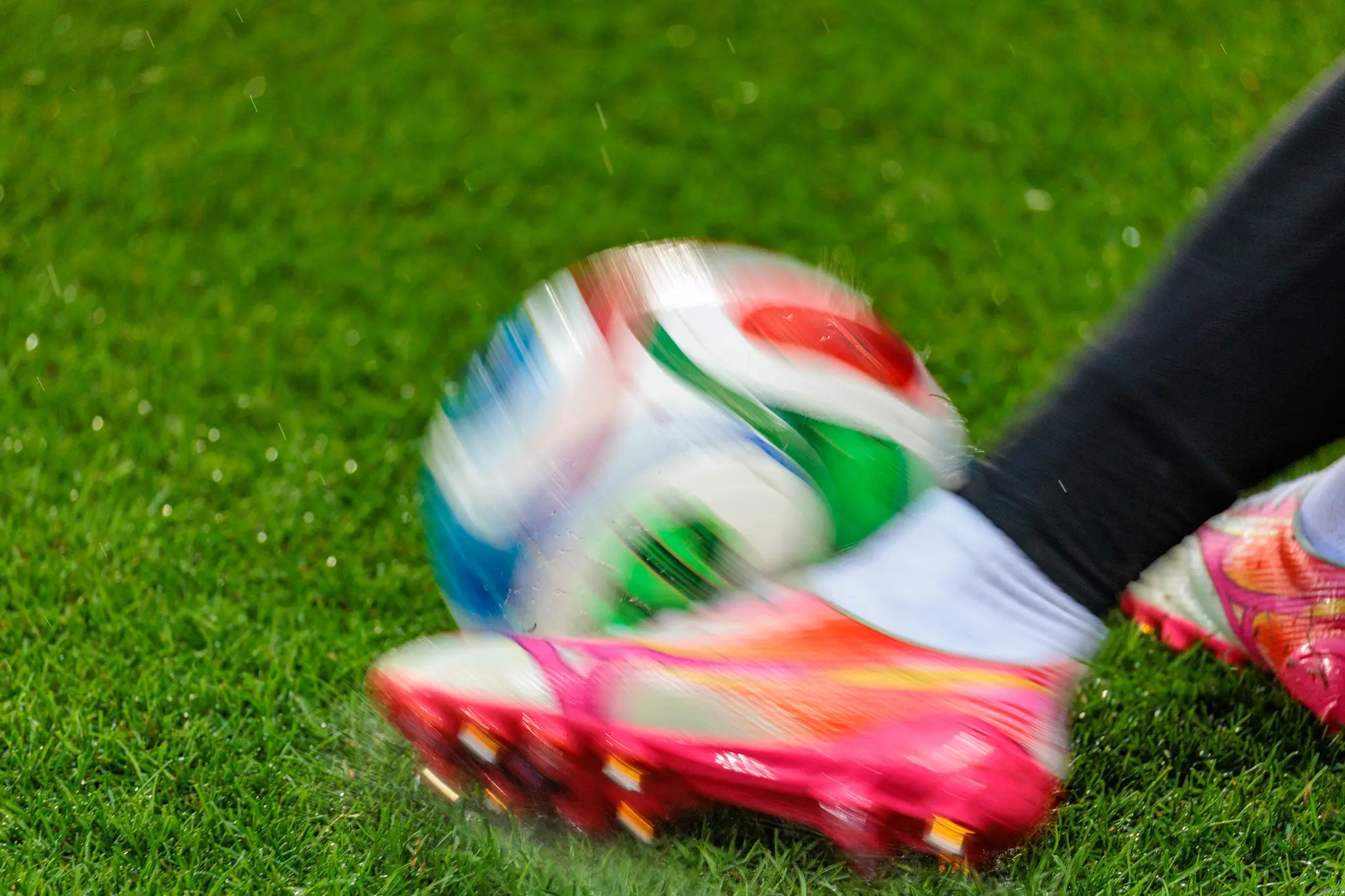 Ein Fußballspieler tritt im WM-Testspiel Österreich gegen Ghana mit einem pinken Fußballschuh kraftvoll gegen den Ball