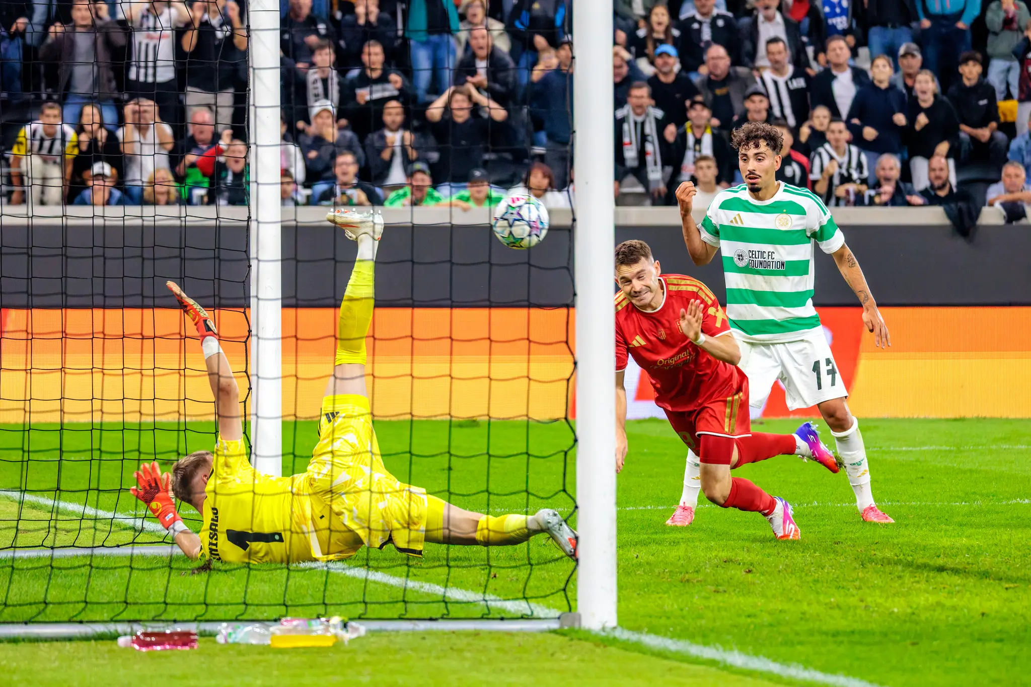Torschütze Florian Flecker (29) steigt im Strafraum zum Kopfball hoch - der Ball zischt ins Netz, LASK jubelt über das 4:1 gegen Celtic.
