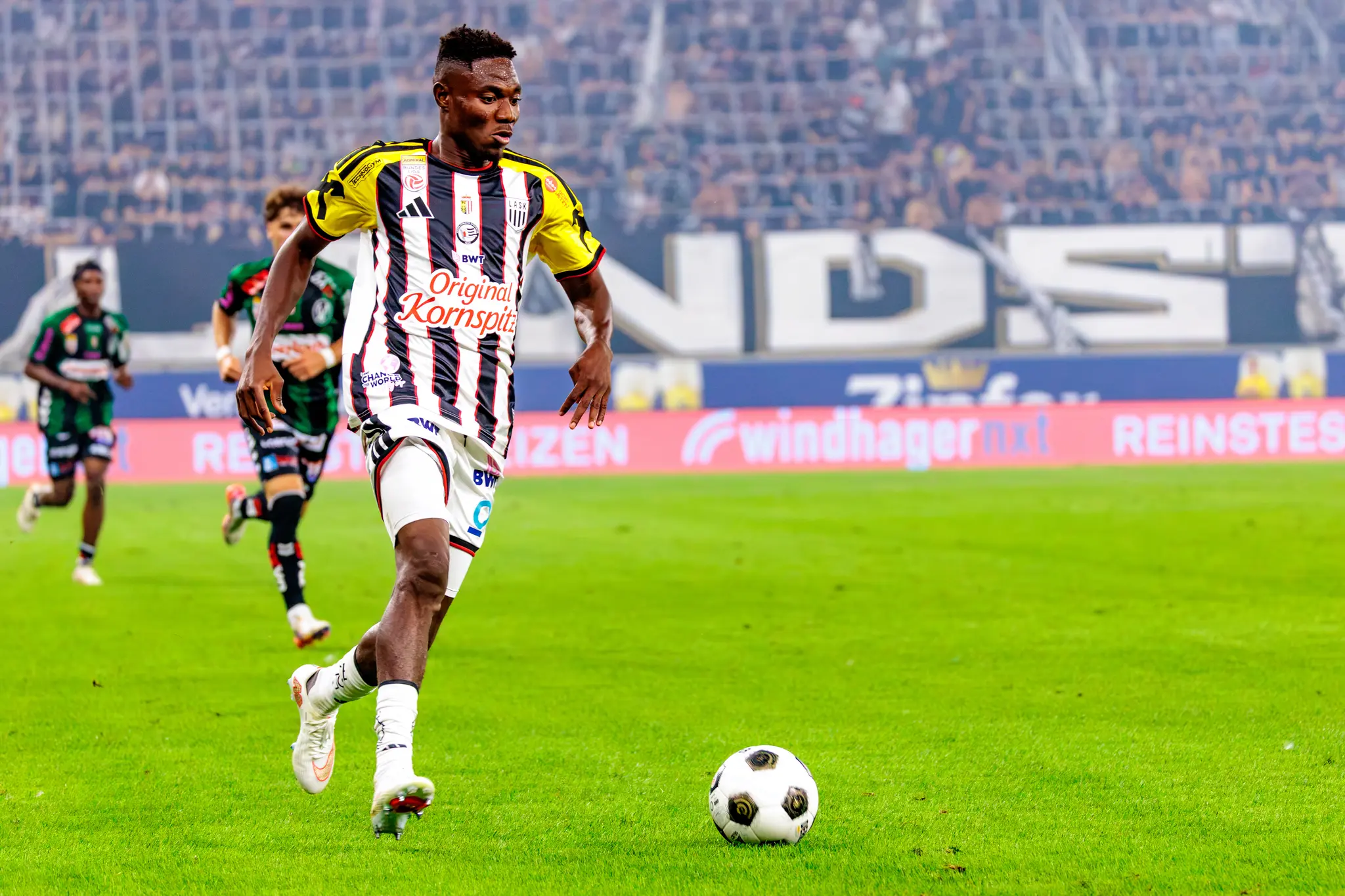 Usor sprintet mit dem Ball am Fuß in den freien Raum