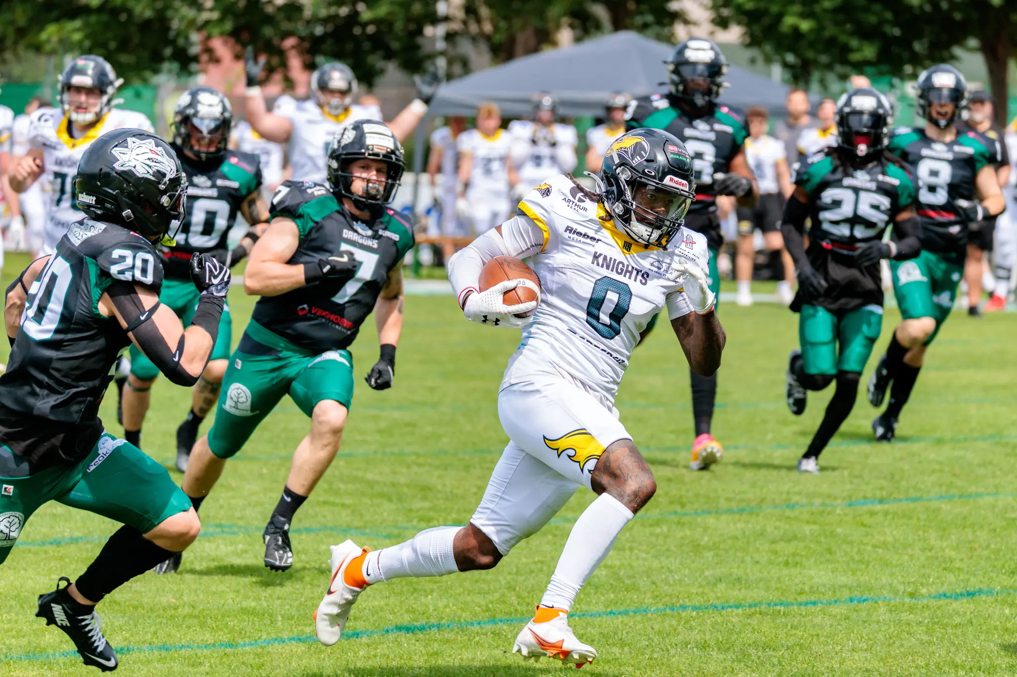Ein Ballträger der Vienna Knights versucht einen Durchbruch gegen die Defense der Danube Dragons in einem intensiven AFL-Spiel