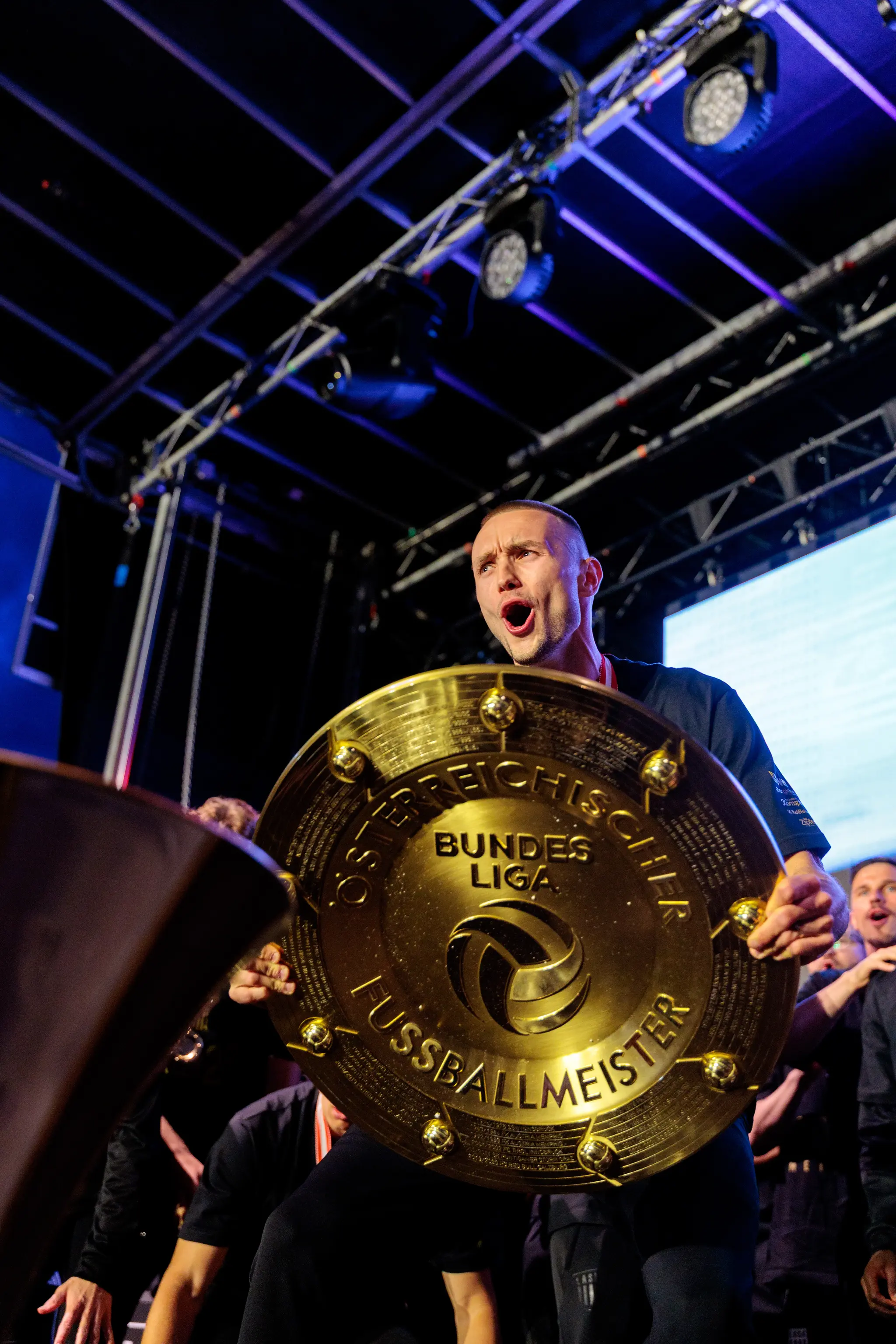 Ein Spieler schreit vor Begeisterung während der LASK-Meisterfeier mit dem goldenen Meisterteller