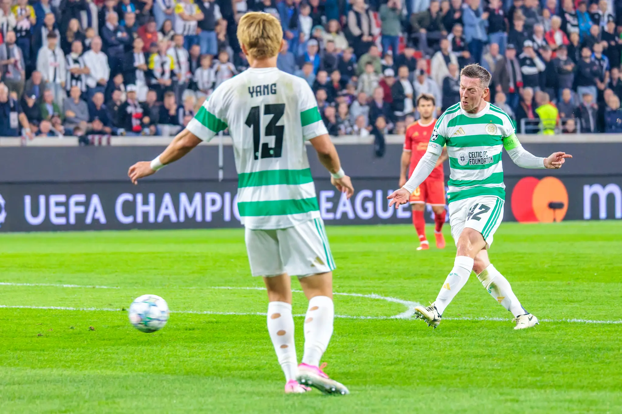 Schuss zum 0:1: Celtic-Kapitän Callum McGregor (42) zieht ab, der Ball rollt flach über das Grün - Sekunden später zappelt er im LASK-Netz.