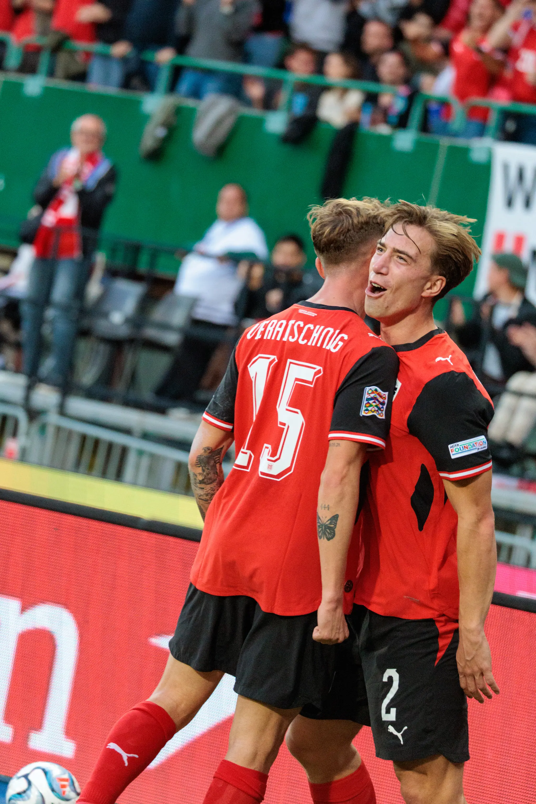 Nikolas Veratschnig (15) und David Affengruber (2) fallen sich nach dem 1:0 in die Arme.