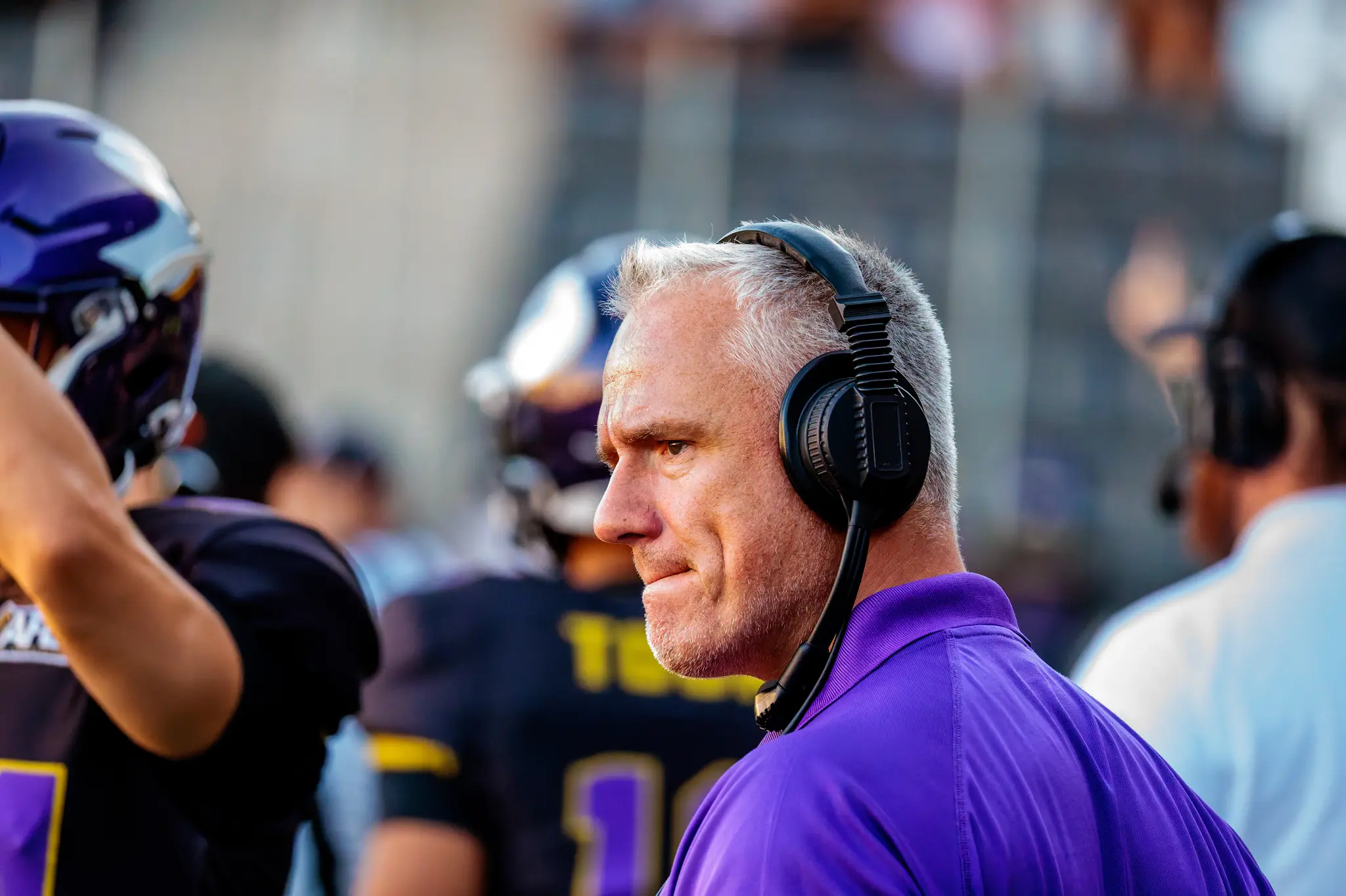 Konzentriert beobachtet ein Trainer der Vienna Vikings am Spielfeldrand mit Headset das Geschehen im zweiten Viertel gegen die London Warriors.