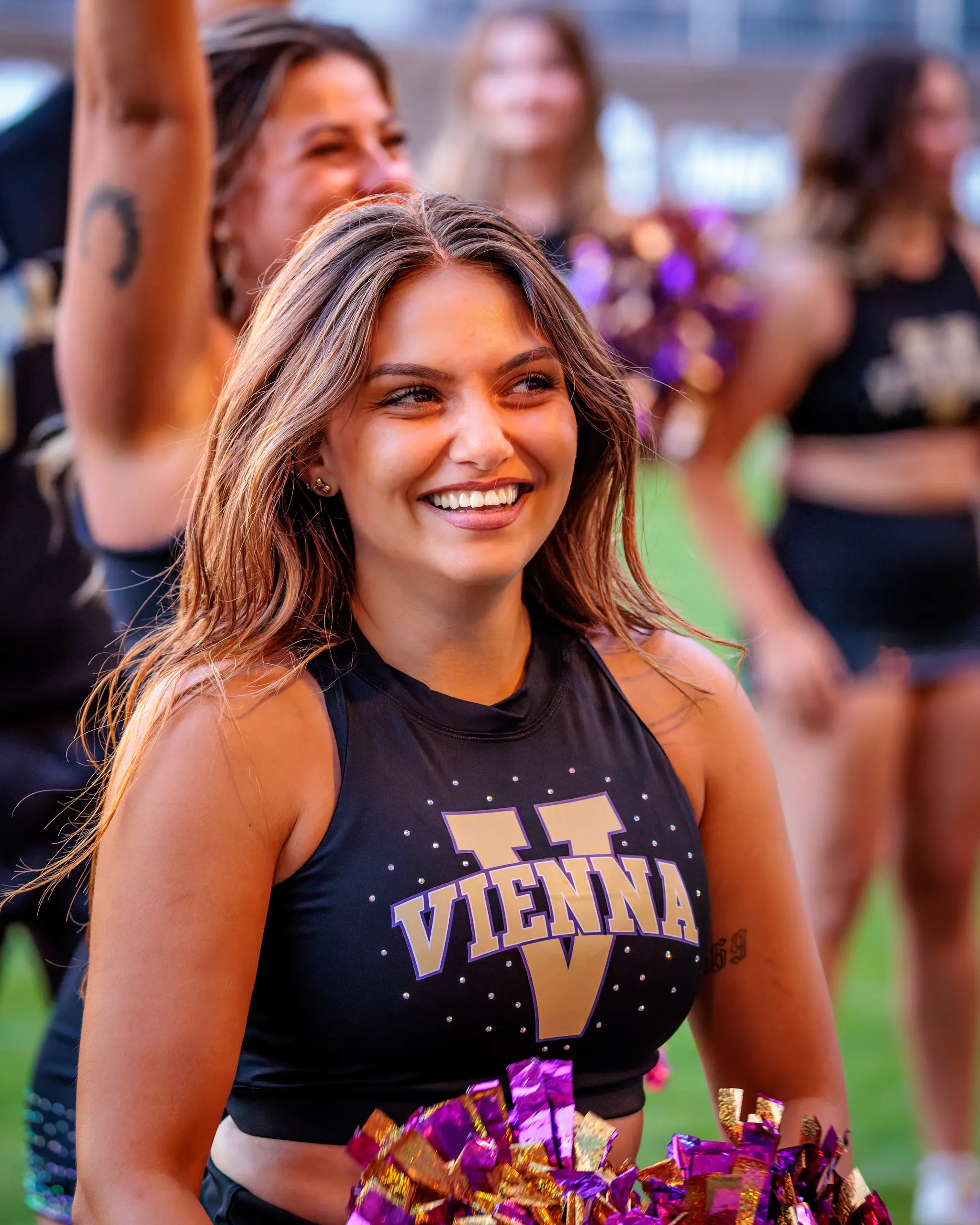 Ein Lächeln in Violett-Gold: Die Cheerleader der Vienna Vikings begleiten den Kantersieg gegen die Red Lions mit Pompoms und guter Laune – Feststimmung am heimischen Sideline.