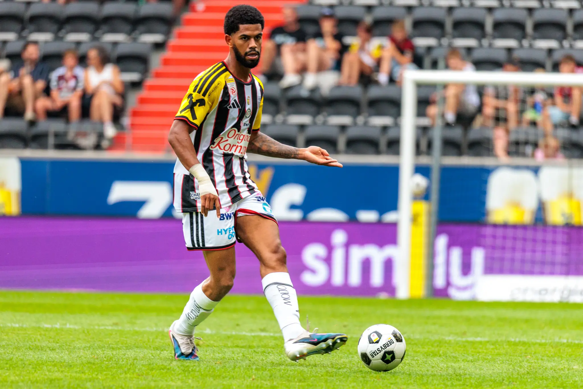 LASK-Spieler kontrolliert den Ball ruhig vor dem Strafraum, bereit für den nächsten Spielzug in der 58. Minute.