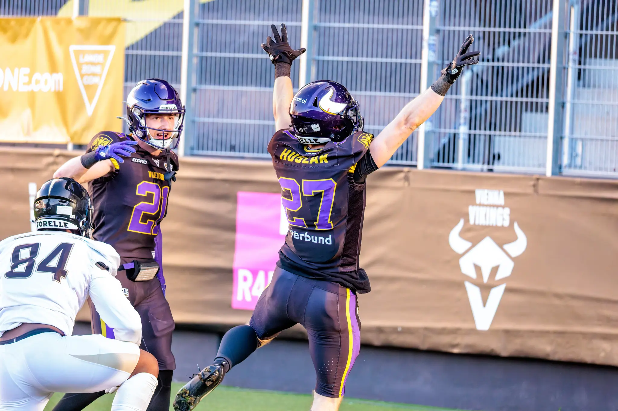 Nikolaus Huszar (27) springt jubelnd mit ausgebreiteten Armen in die Höhe, neben ihm Leonhard Gerner (21) – Moment der Defense der Vienna Vikings im ersten Viertel.