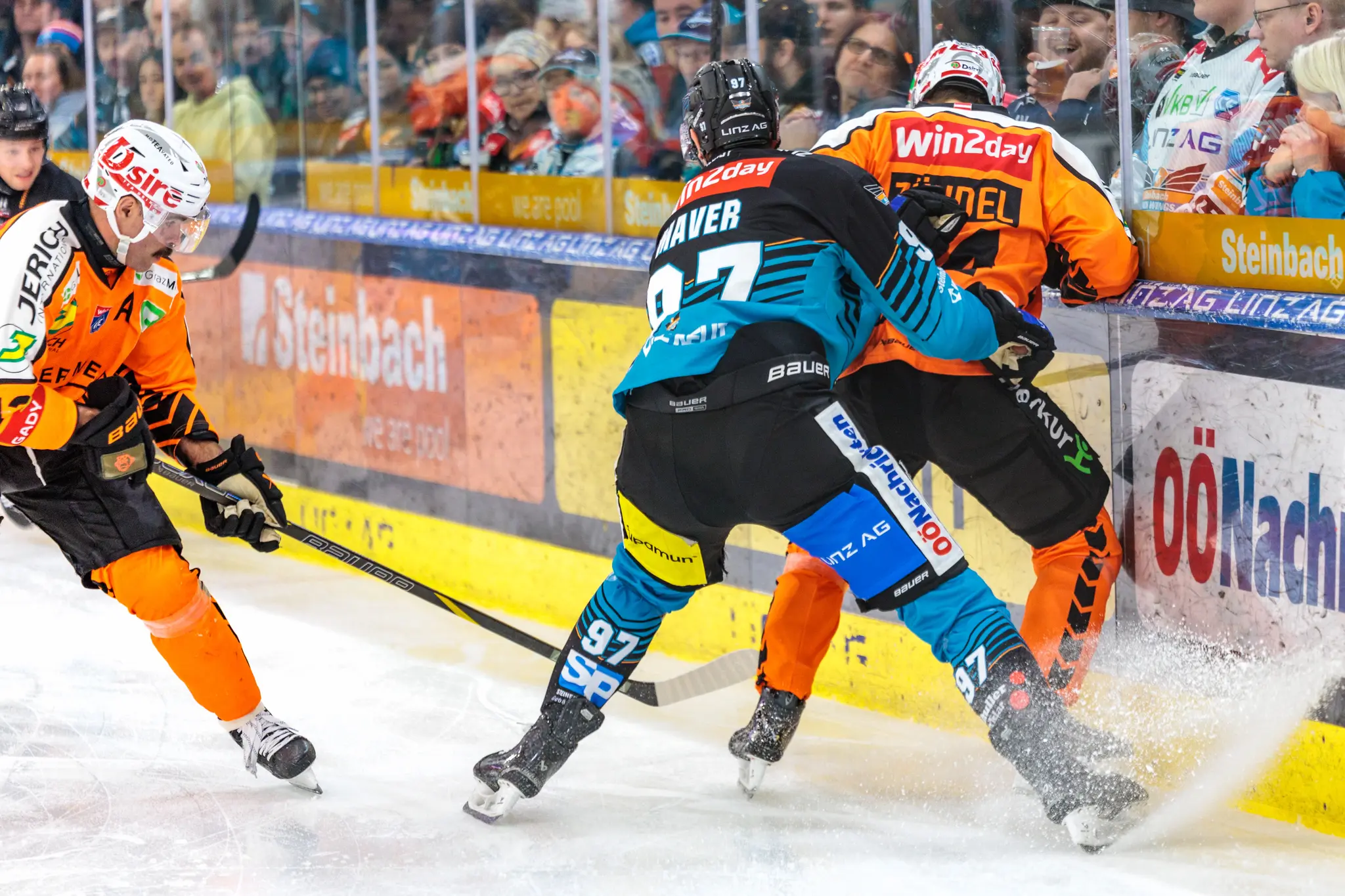 Luka Maver von den Steinbach Black Wings Linz checkt Kilian Zündel von den Graz99ers in einem intensiven Zweikampf an der Bande während eines Spiels der ICE Hockey League