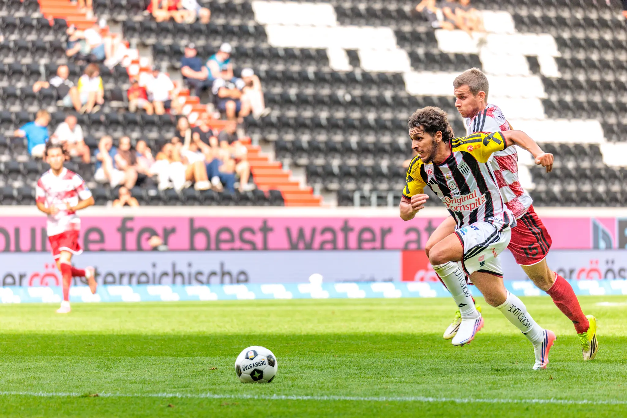 LASK-Spieler im Anlauf vor dem entscheidenden Torschuss in der 80. Minute, fokussierter Blick auf das Tor.