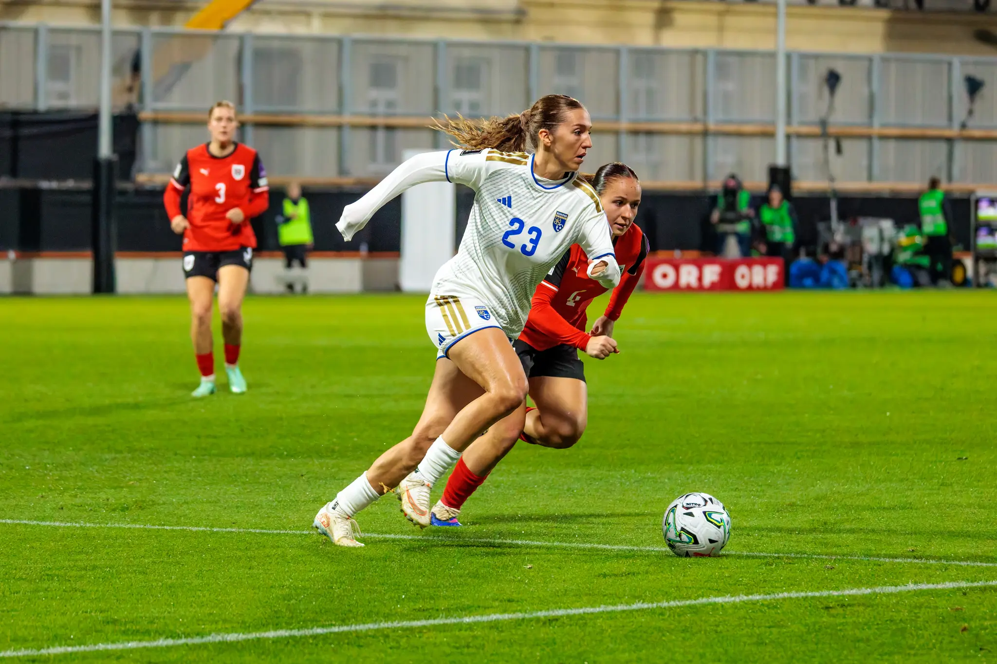 Modesta Uka (23) aus Kosovo zieht mit dem Ball davon, eine Österreicherin setzt ihr nach.