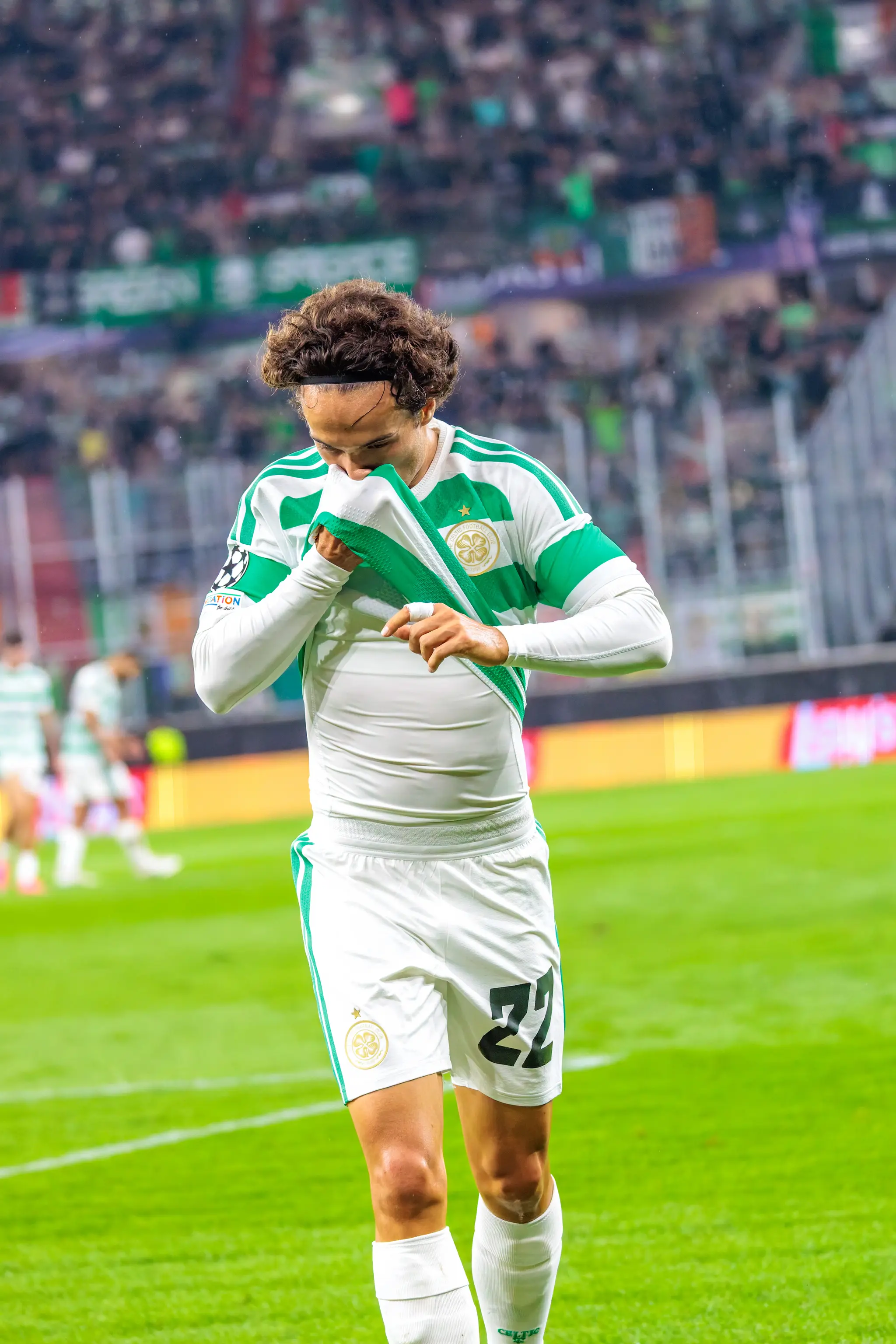 Schwerarbeit im Nieselregen: Celtic-Mittelfeldspieler Baur wischt sich erschöpft das Trikot ins Gesicht, doch LASK hält den Gäste-Drang vorerst in Schacht.