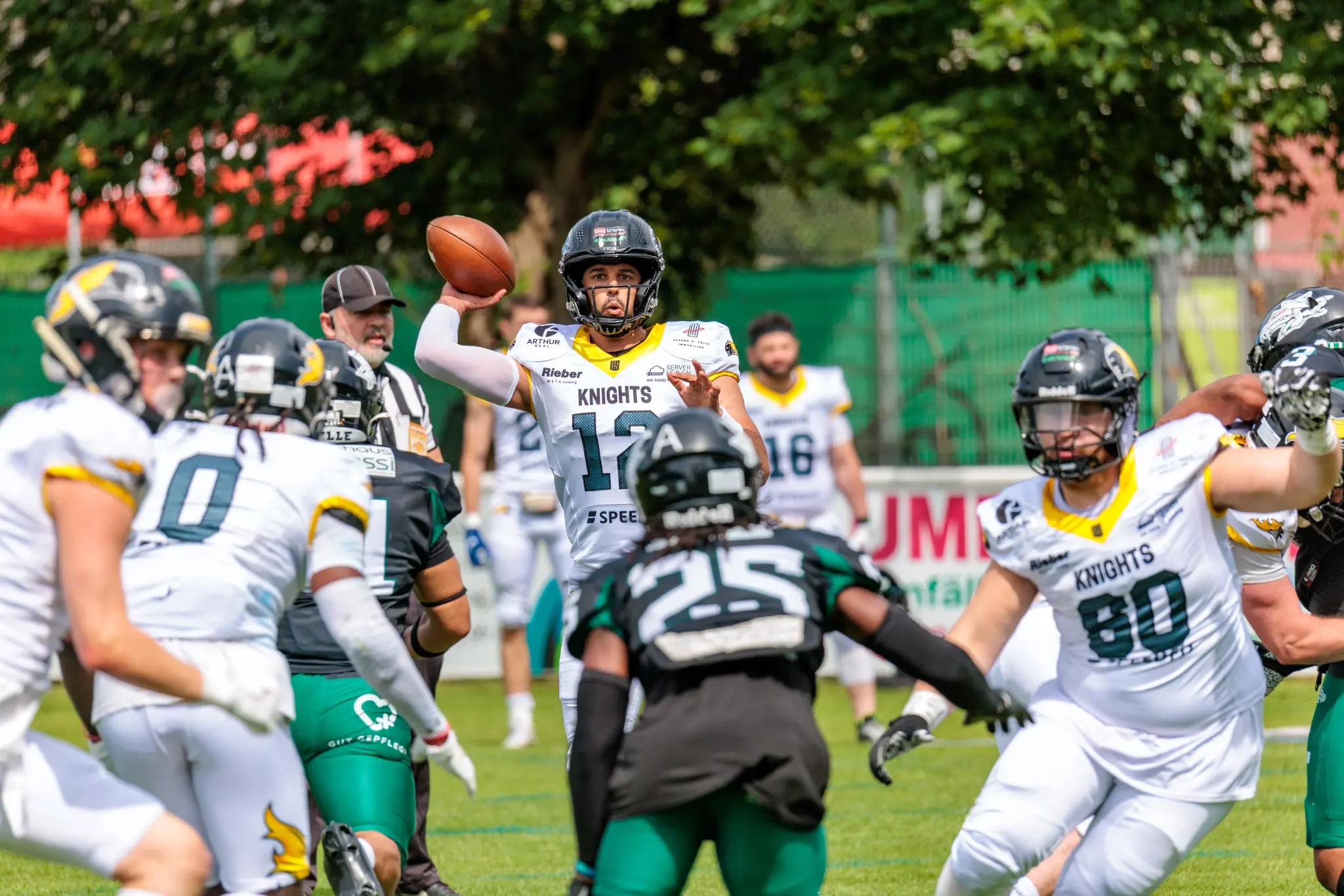 Quarterback der Vienna Knights wirft den Ball während eines intensiven AFL-Spiels gegen die Danube Dragons