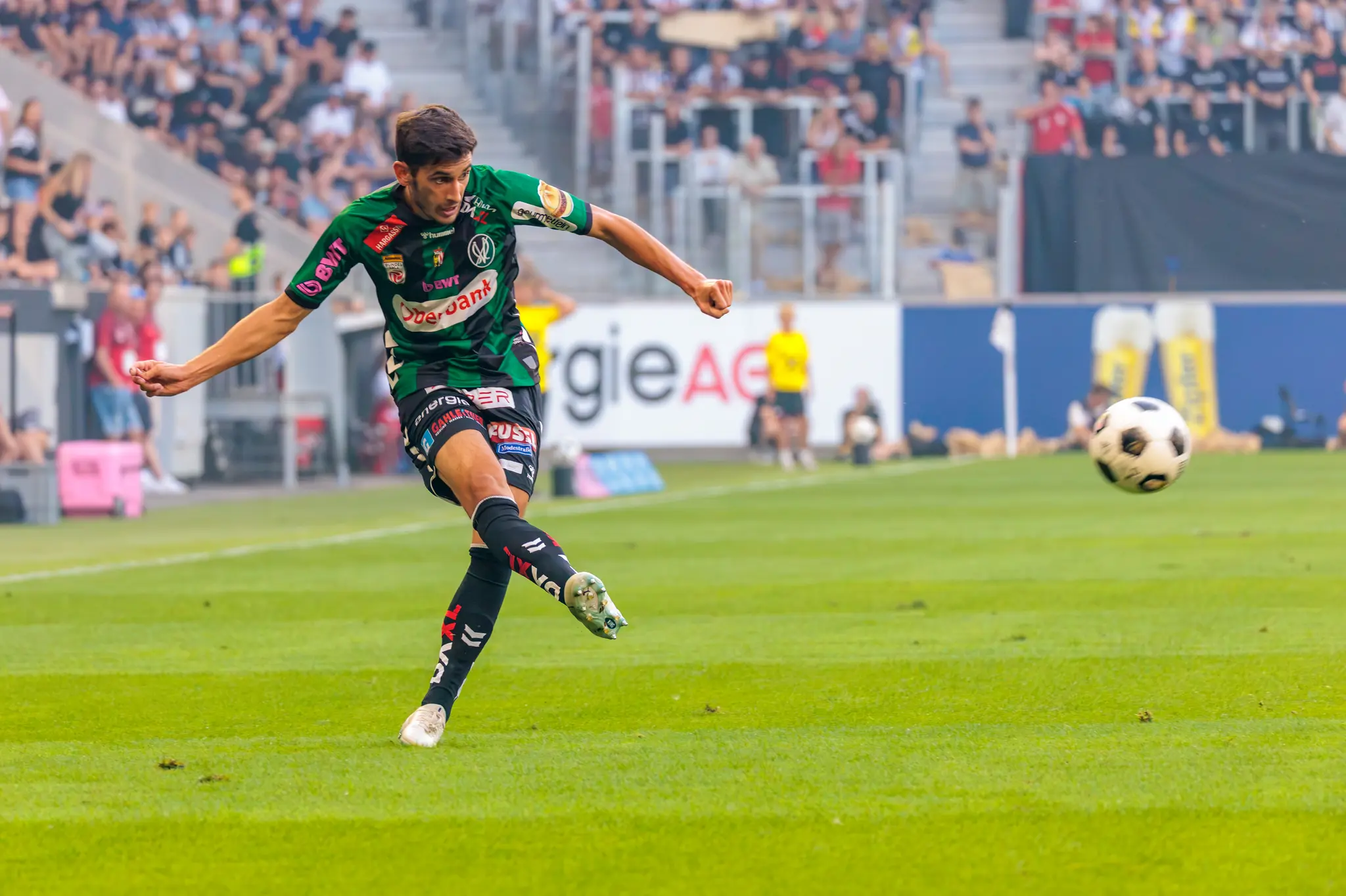 Ein SV-Ried-Spieler bringt eine Flanke in den Strafraum