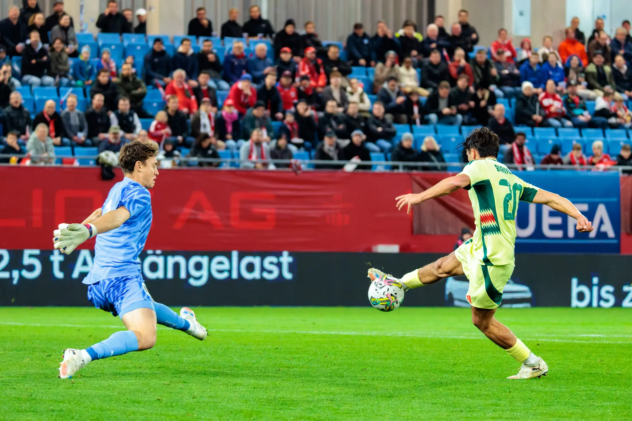 Der walisische Stürmer Gabriele Biancheri erzielt im U21-EM-Qualifikationsspiel mit einem Schuss das Tor gegen den österreichischen Tormann Lukas Jungwirth, der vergeblich hechtet