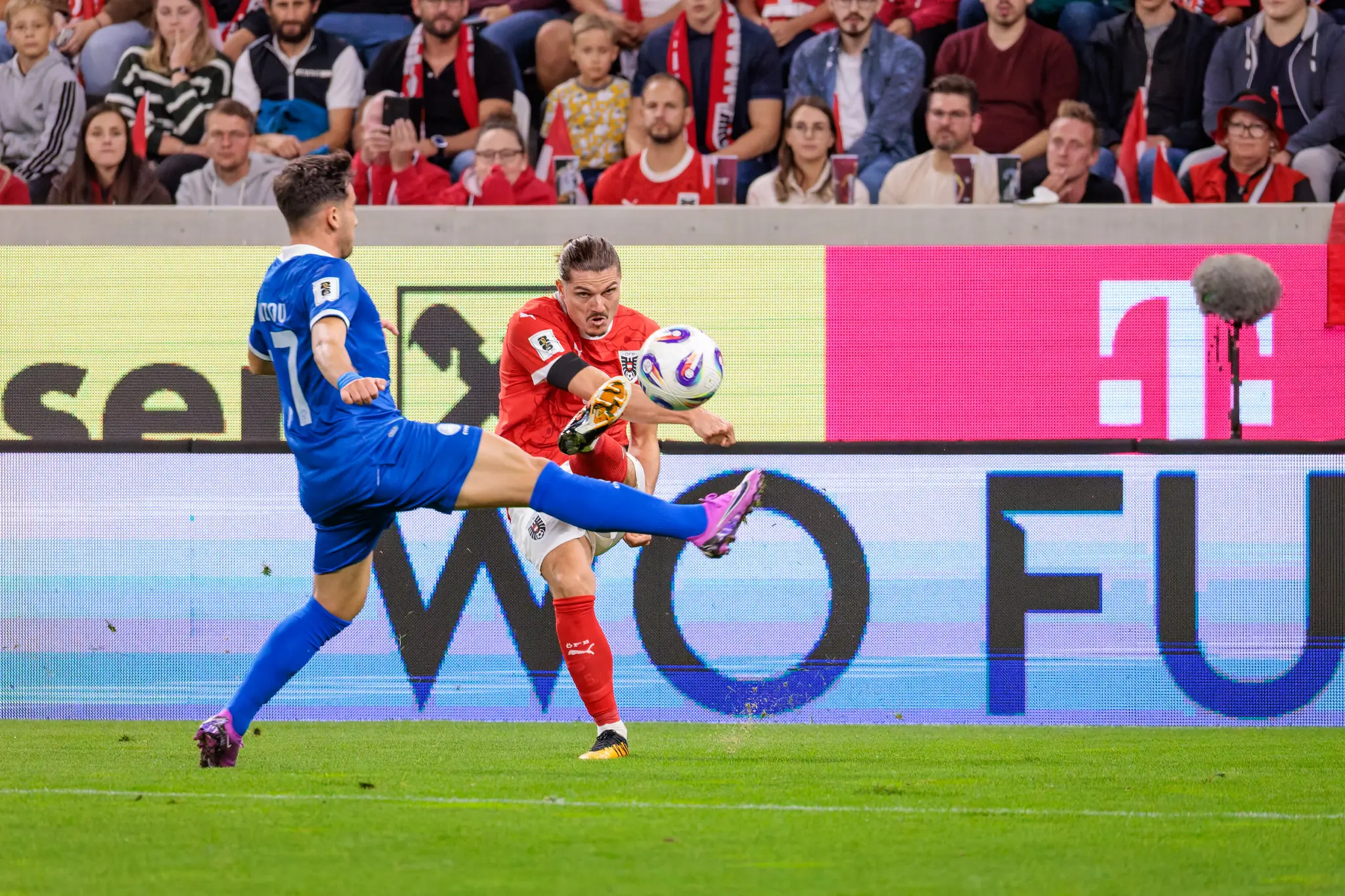 Österreichs Marcel Sabitzer im Zweikampf um den Ball mit einem zyprischen Gegenspieler