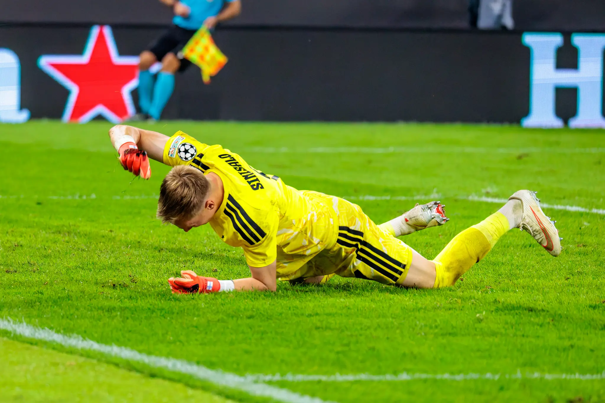 Celtic-Torhüter Viljami Sinisalo schlägt wütend die Faust in den nassen Rasen - Frust über das 5:1.