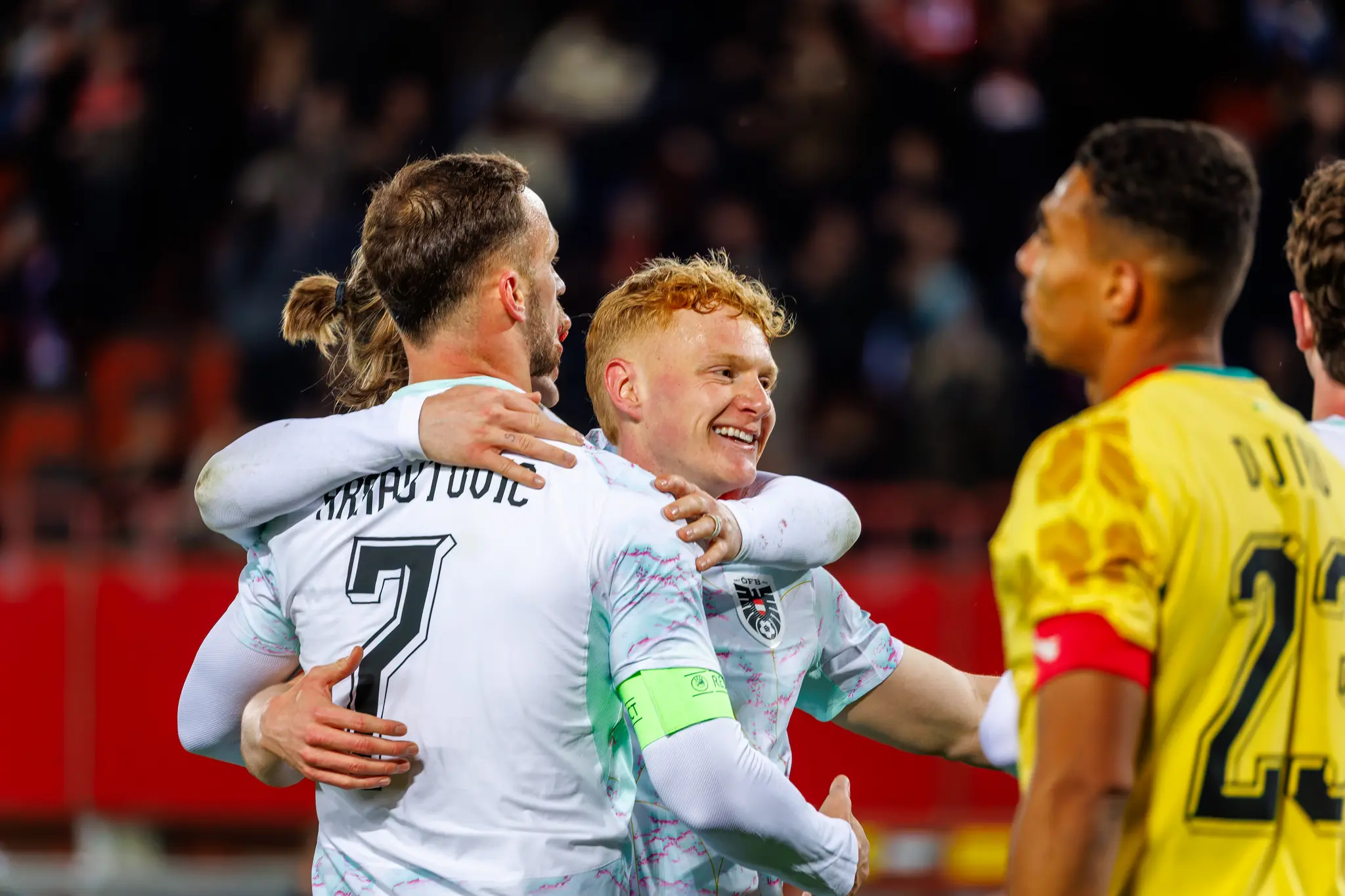 Jubelnde österreichische Fußballspieler Marko Arnautovic und ein Teamkollege umarmen sich nach einem Tor gegen Ghana