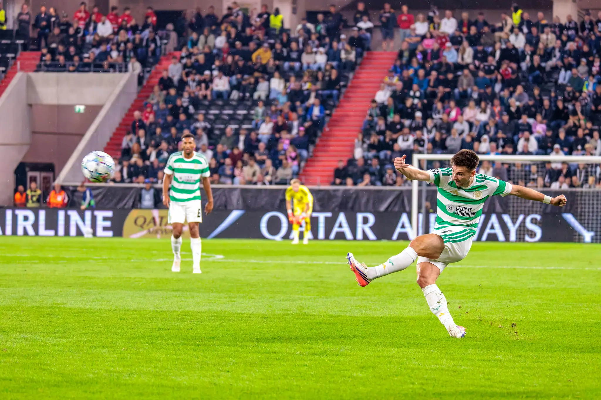 Celtic schlägt eine Flanke hoch in den Strafraum, der Ball segelt durch die Gefahrenzone Richtung Tor.