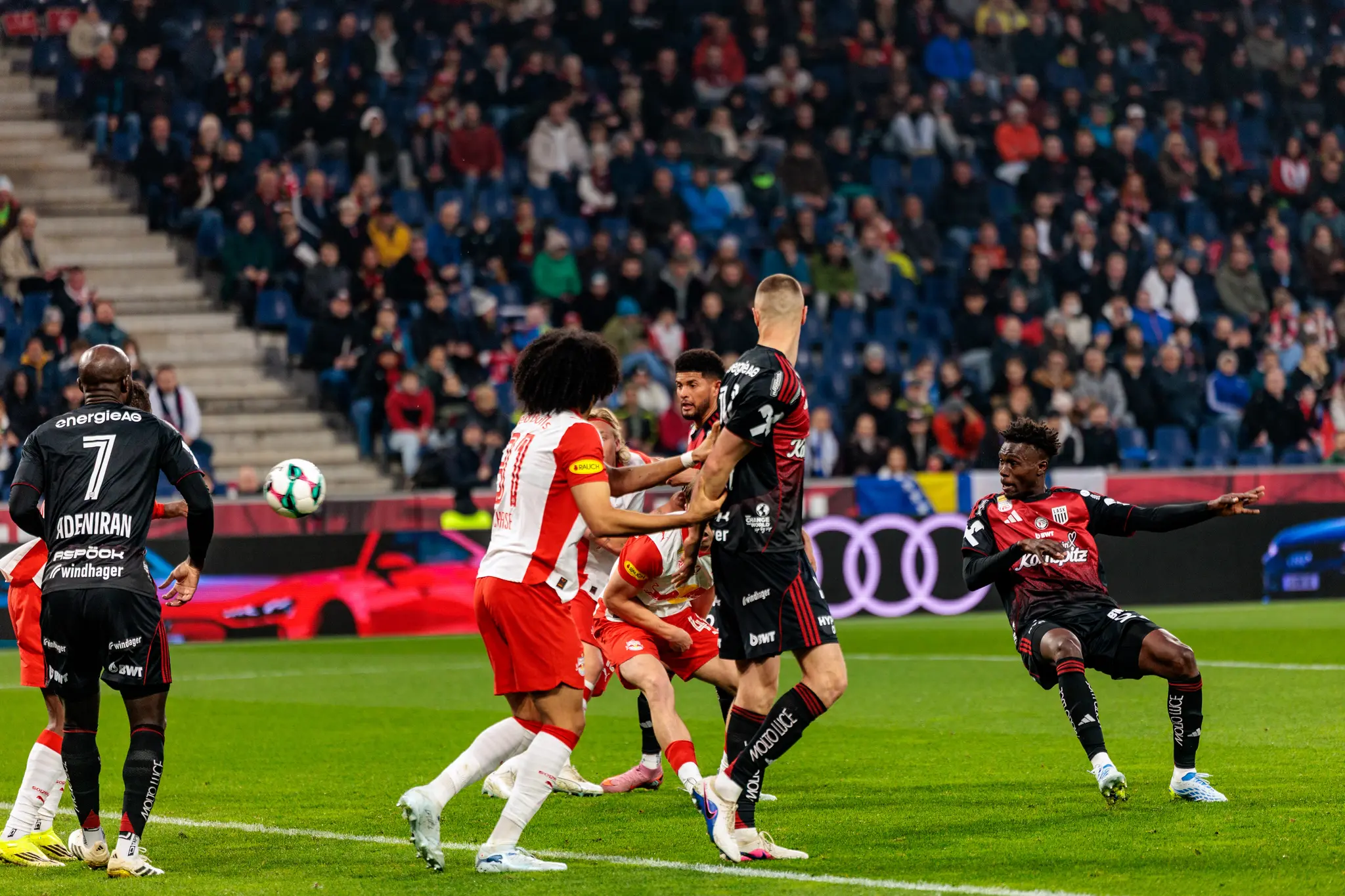Spieler des LASK und von Red Bull Salzburg im intensiven Zweikampf während der Partie in der ADMIRAL Bundesliga