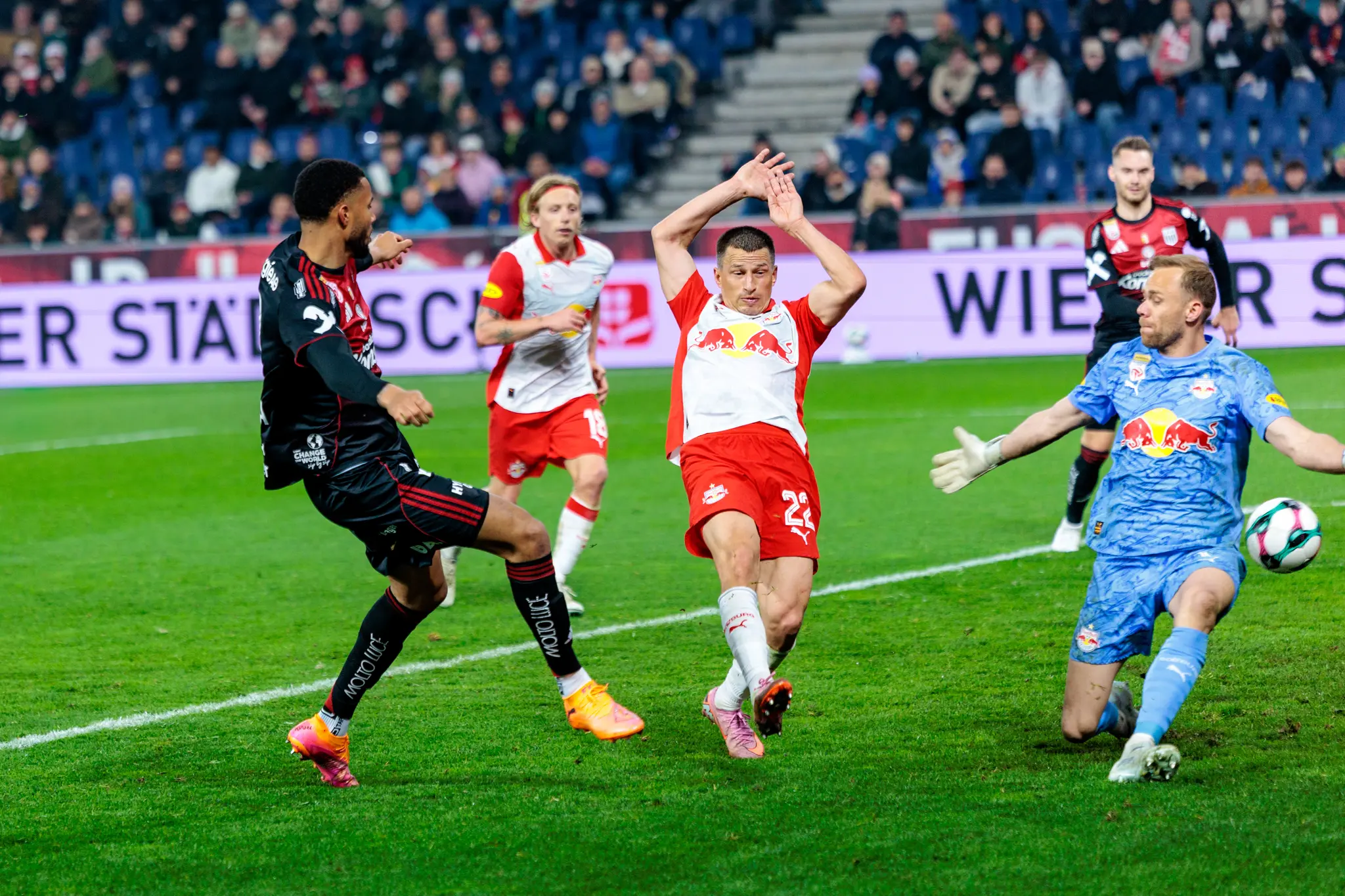Ein Angreifer des LASK führt einen Torschuss aus, den ein Verteidiger von Red Bull Salzburg während der ADMIRAL Bundesliga-Partie im Strafraum blockt